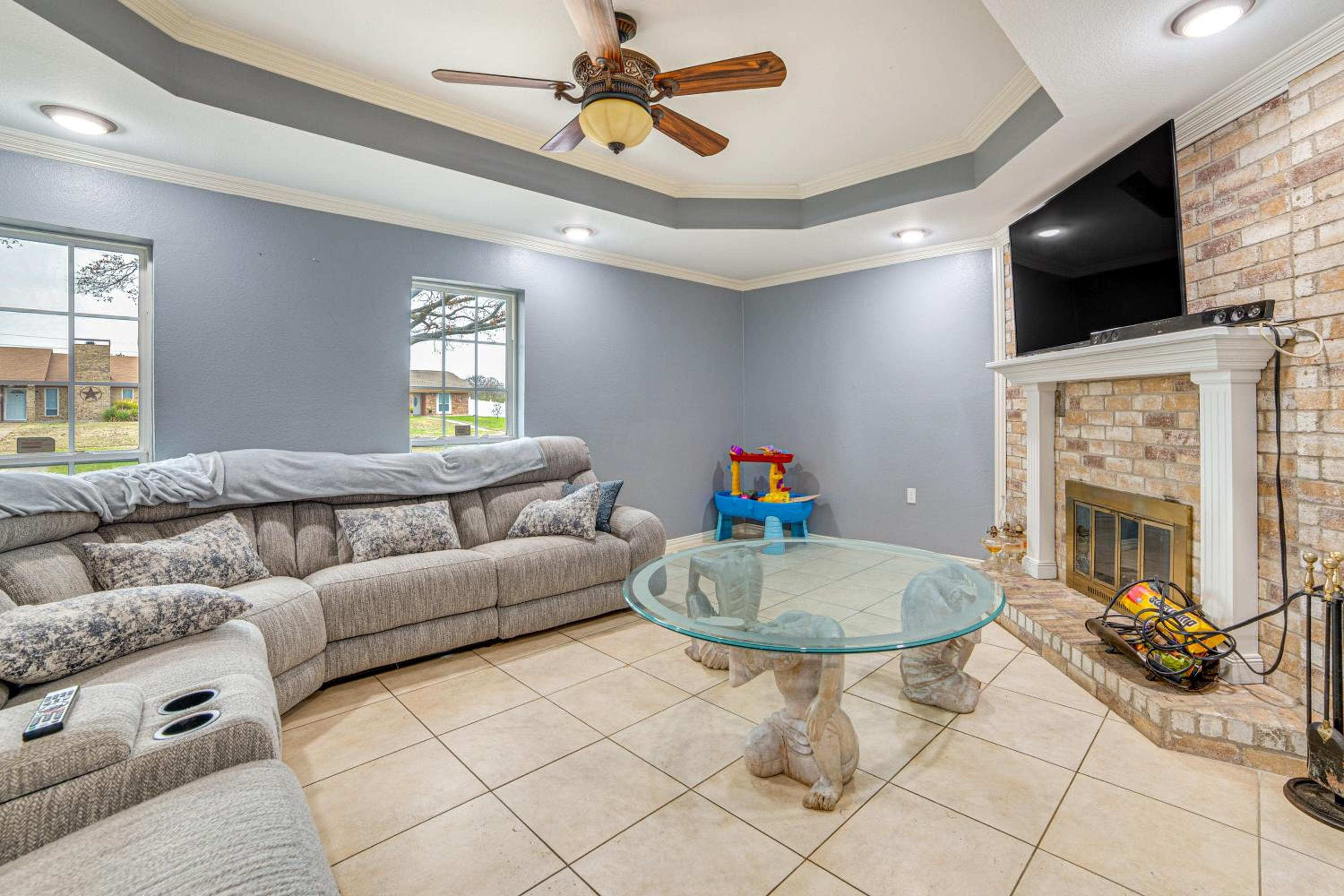 Dallas Area Home with Hot Tub, Families Welcome!