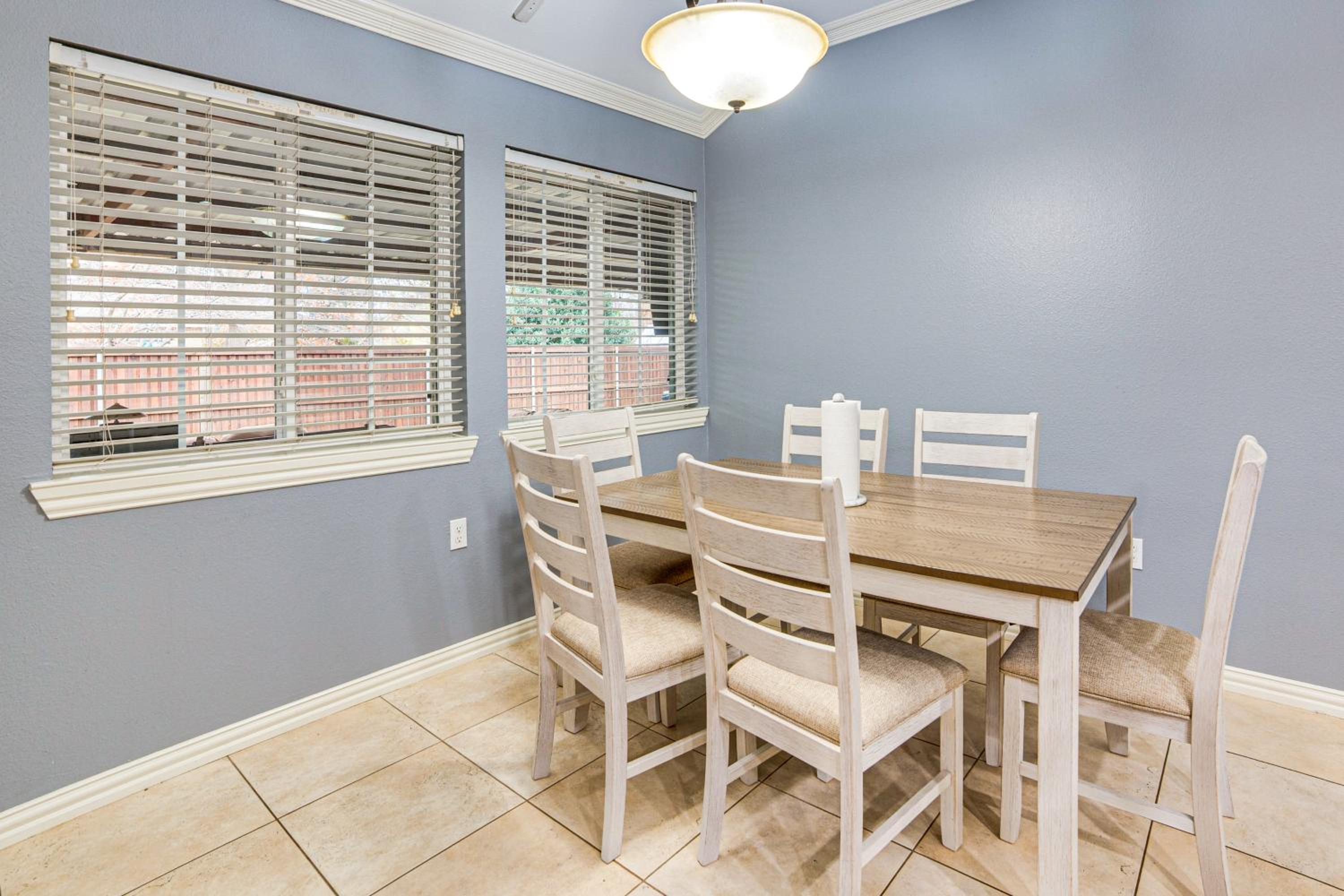 Dallas Area Home with Hot Tub, Families Welcome!