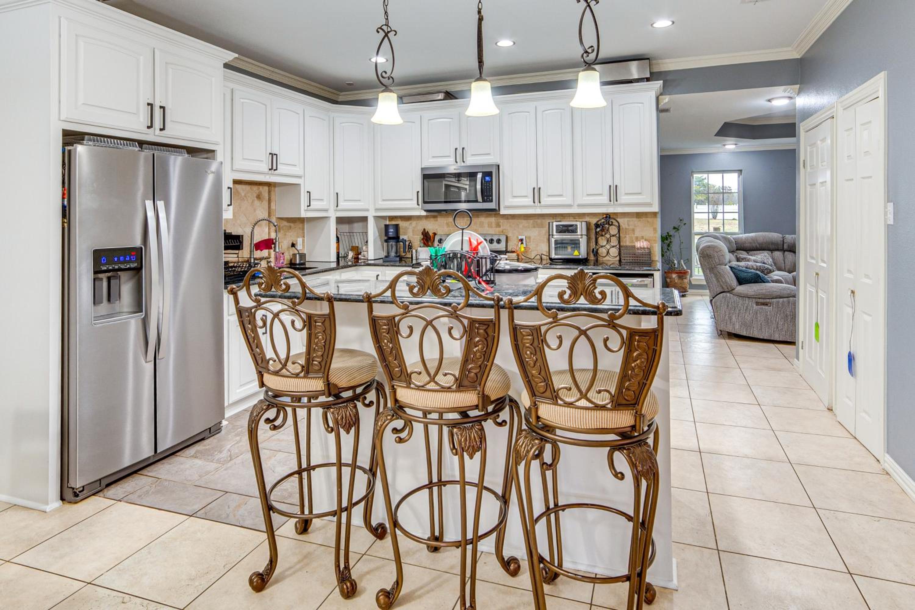 Dallas Area Home with Hot Tub, Families Welcome!