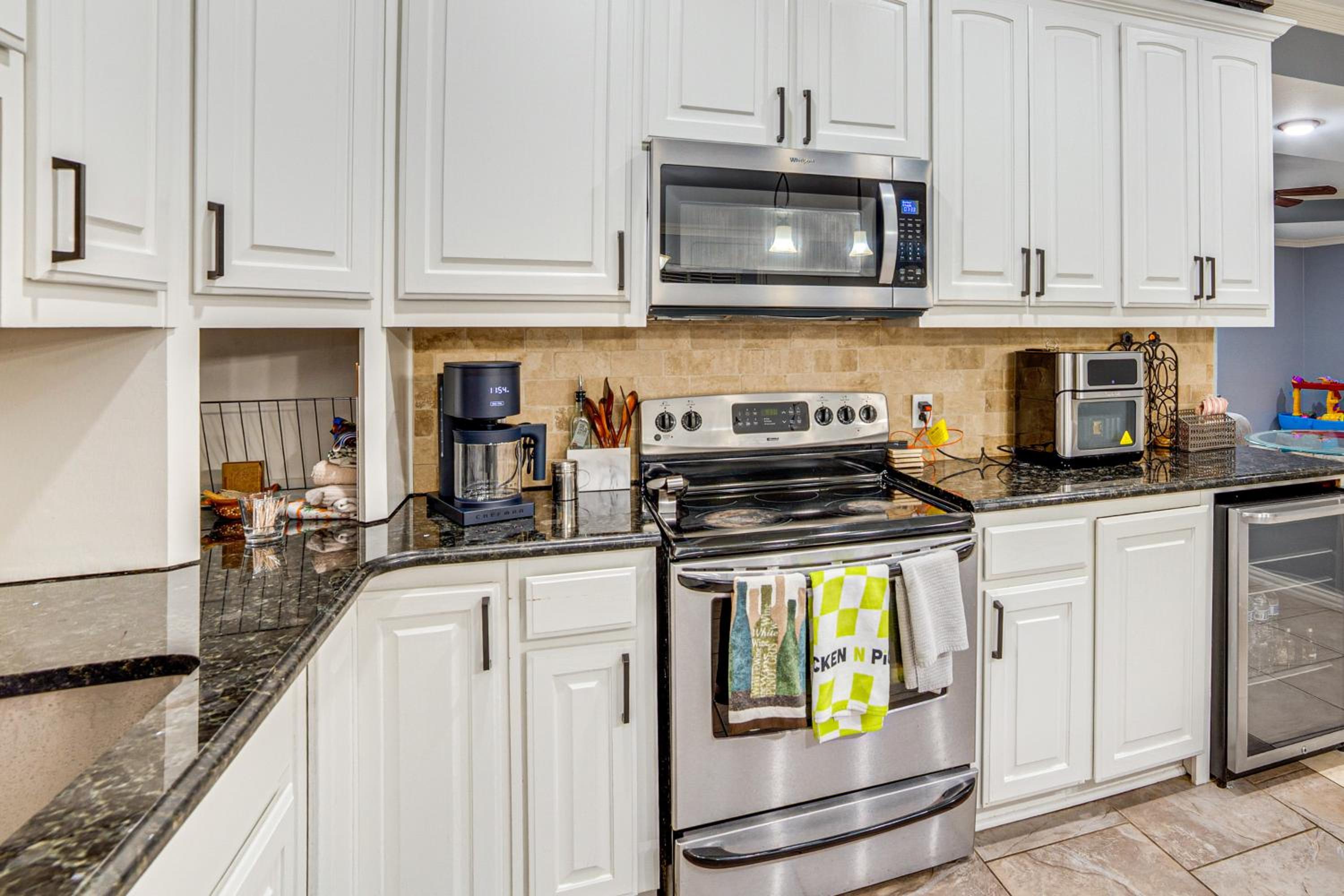 Dallas Area Home with Hot Tub, Families Welcome!