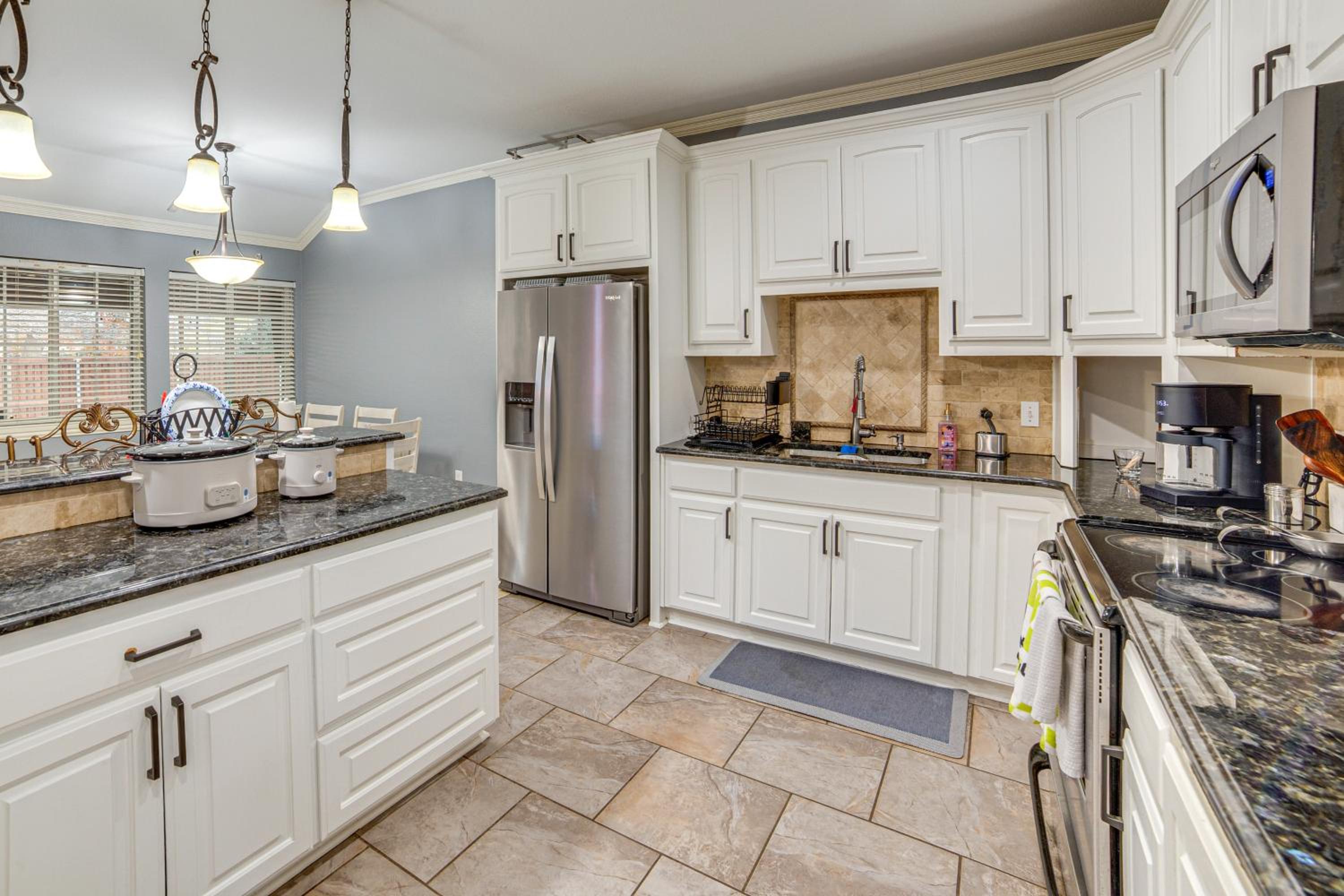 Dallas Area Home with Hot Tub, Families Welcome!