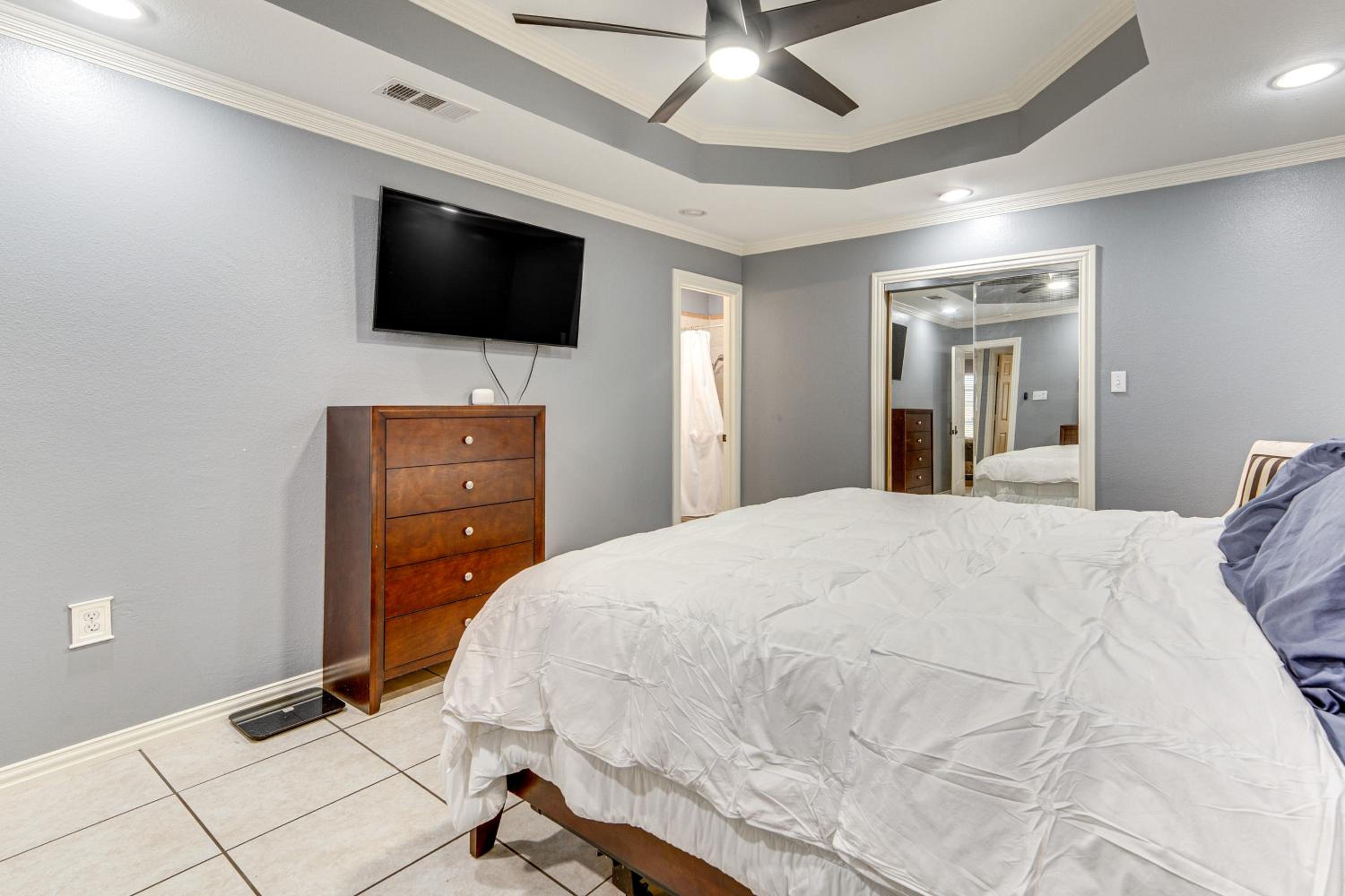 Dallas Area Home with Hot Tub, Families Welcome!