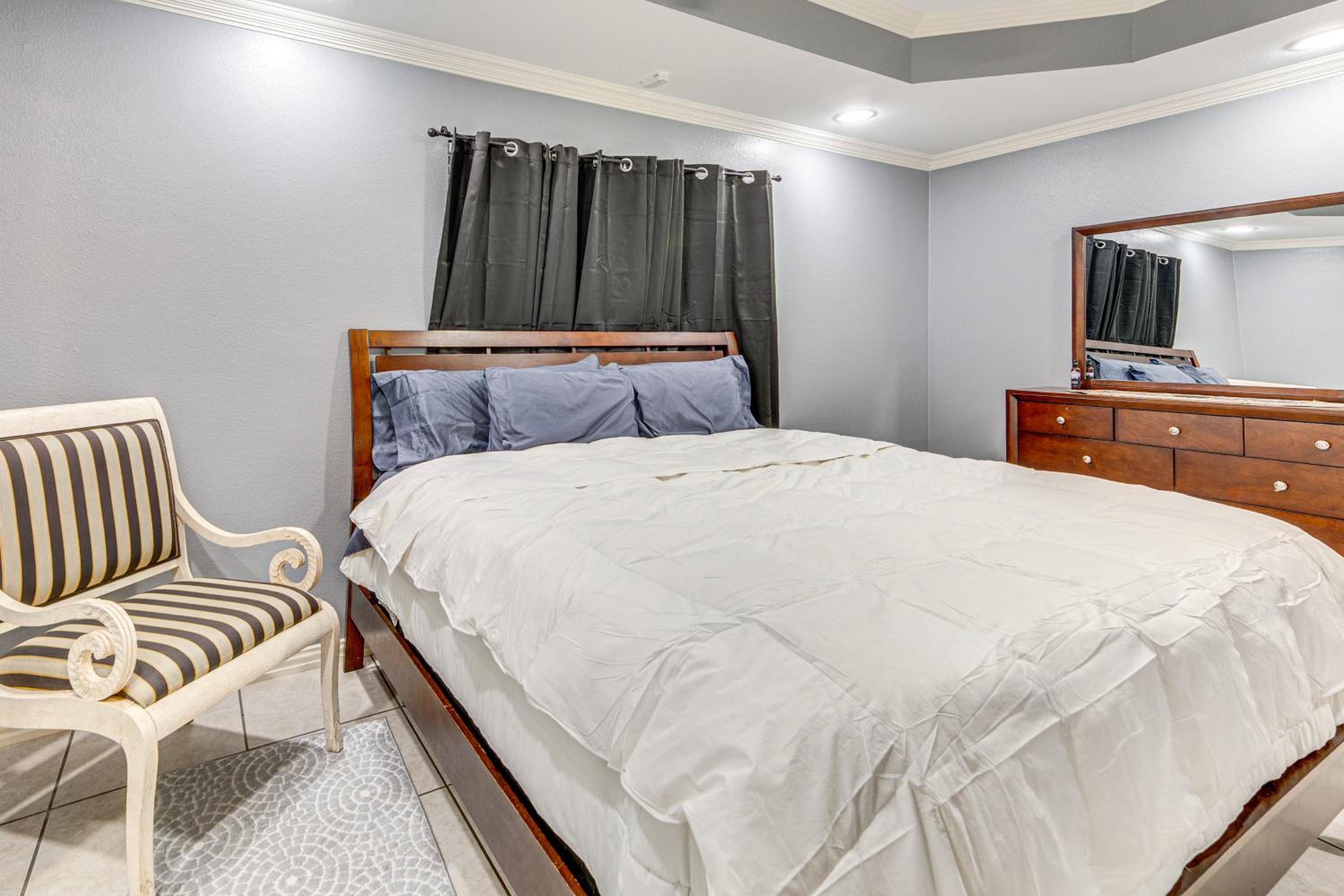 Dallas Area Home with Hot Tub, Families Welcome!