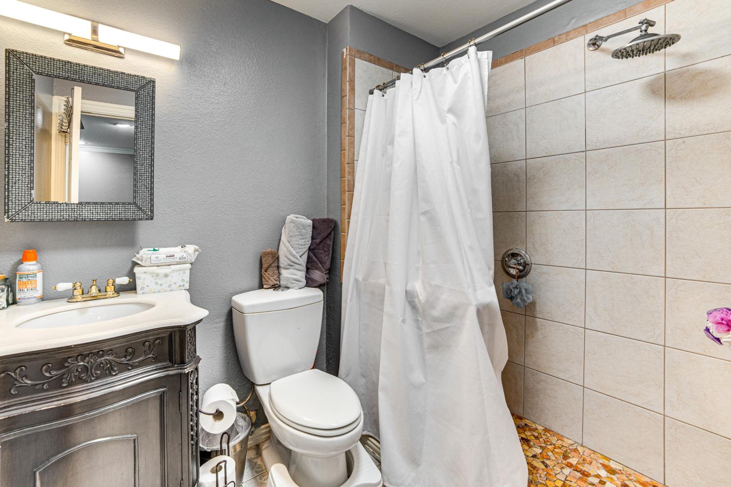 Dallas Area Home with Hot Tub, Families Welcome!