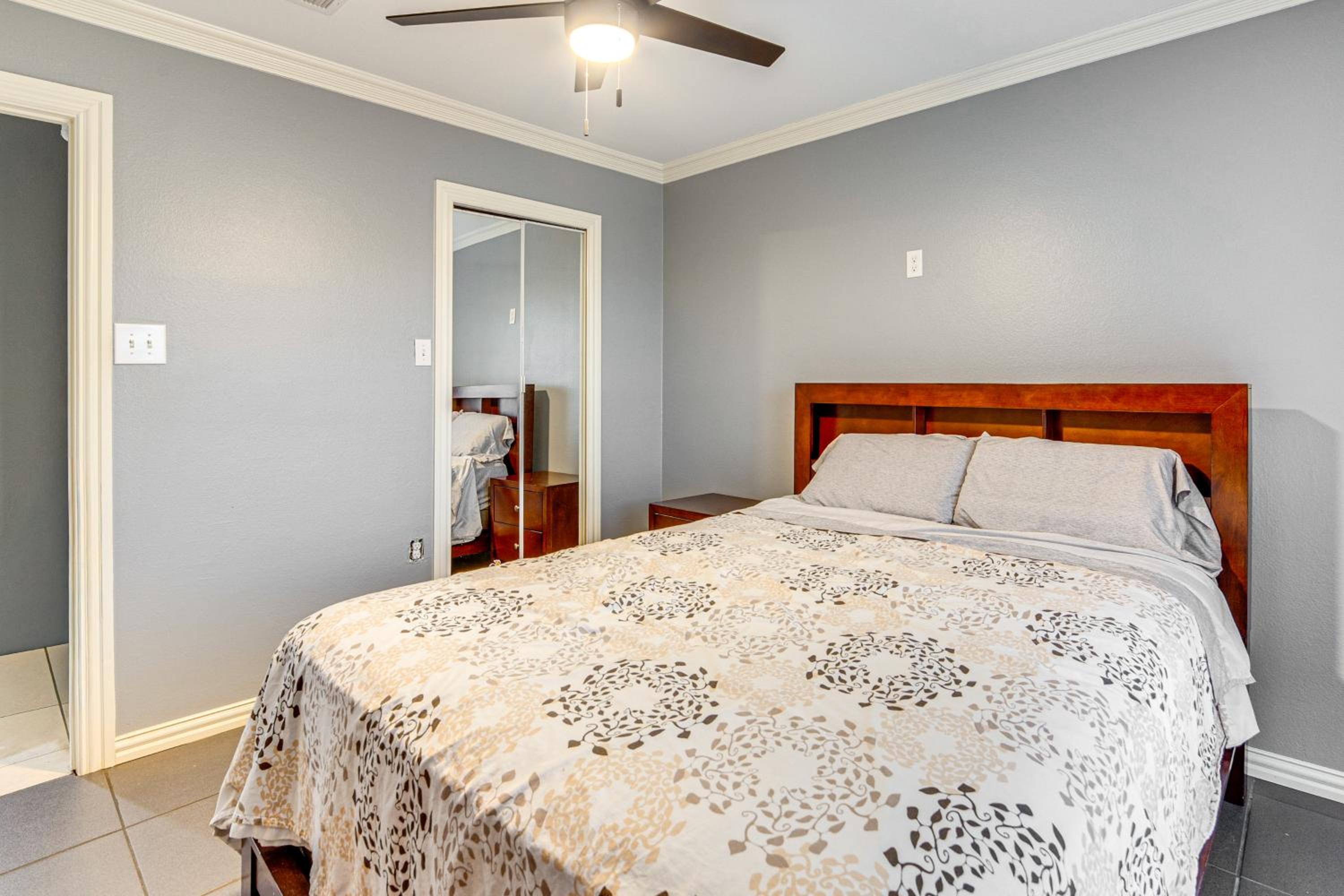 Dallas Area Home with Hot Tub, Families Welcome!