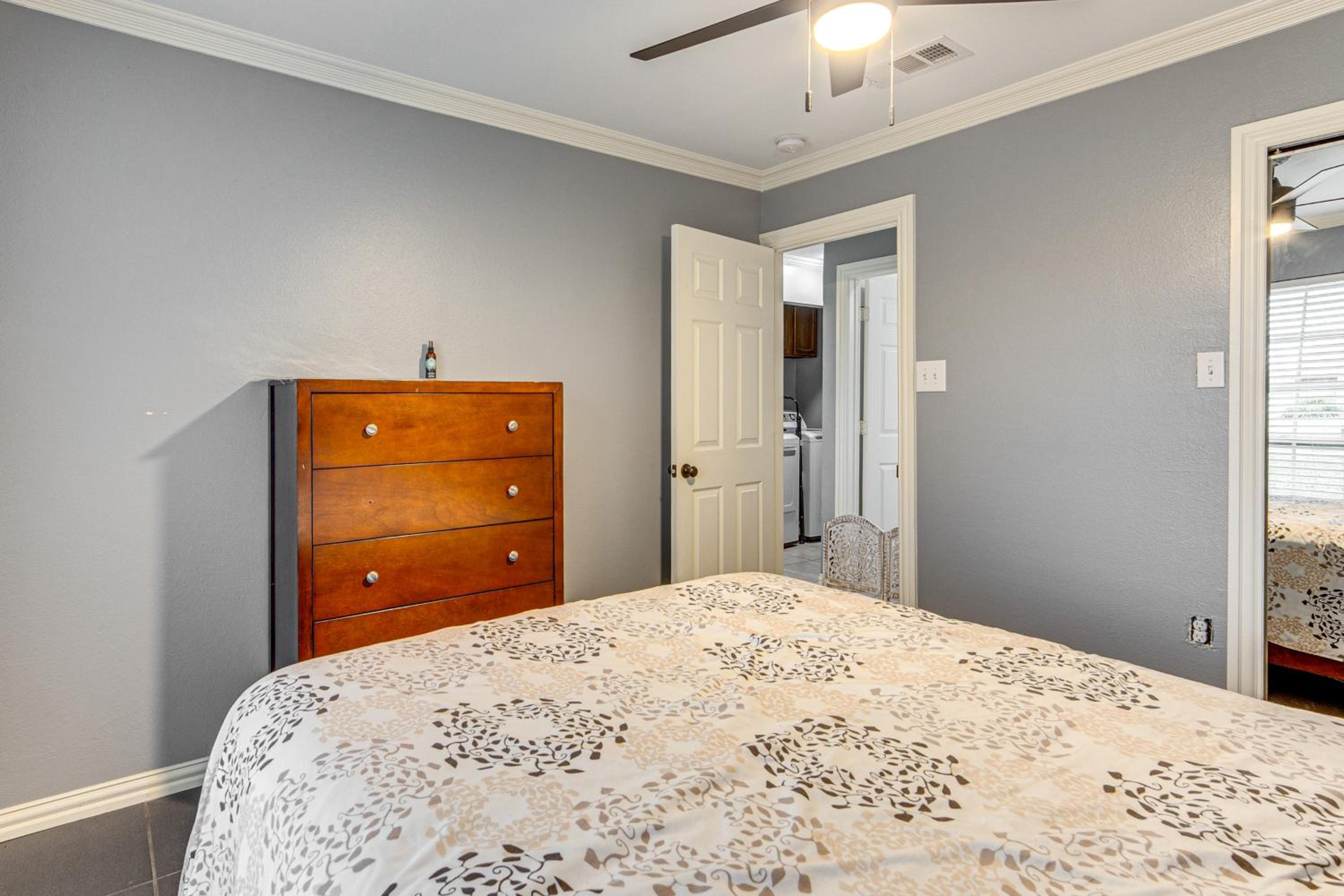 Dallas Area Home with Hot Tub, Families Welcome!