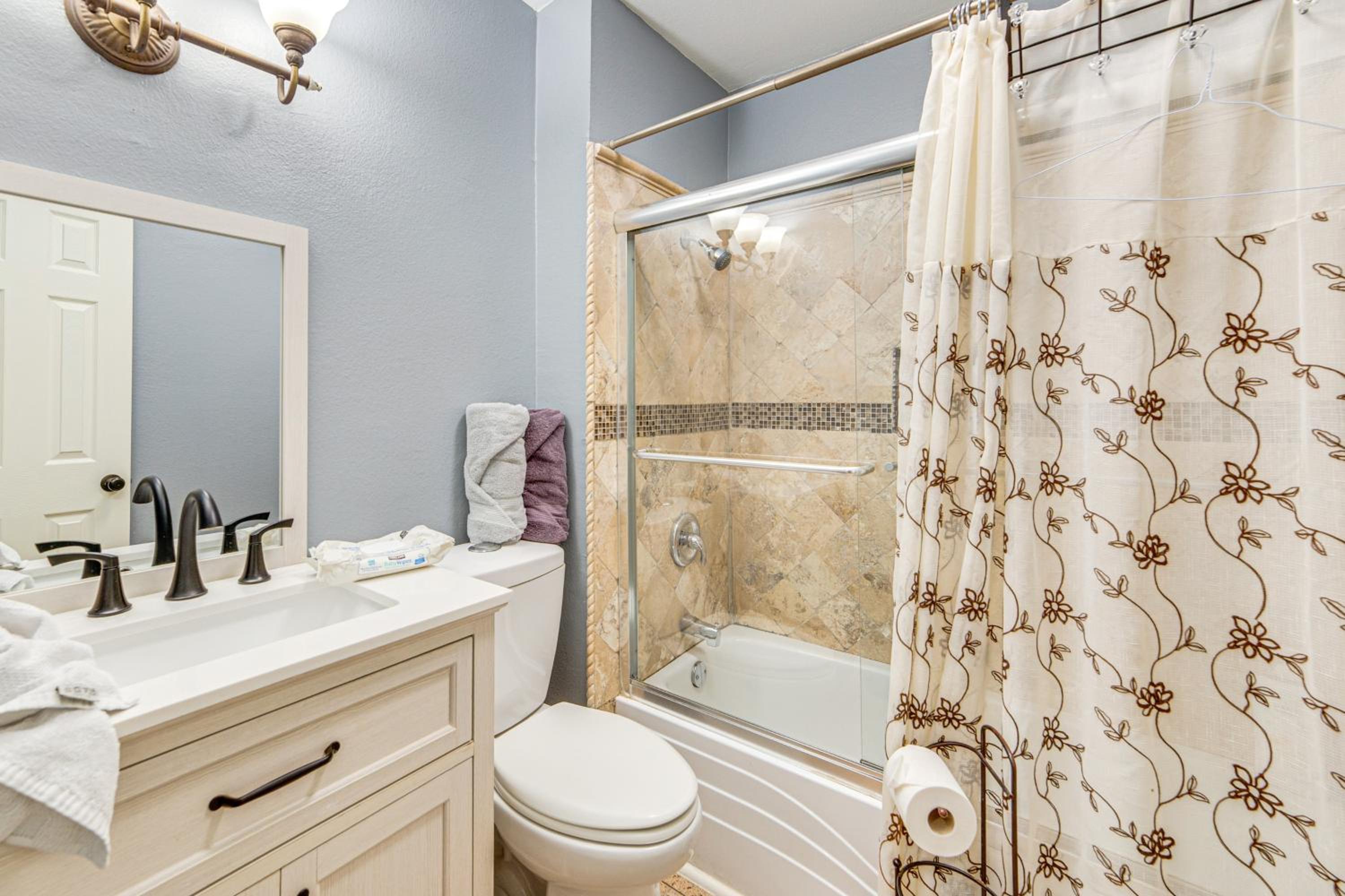 Dallas Area Home with Hot Tub, Families Welcome!