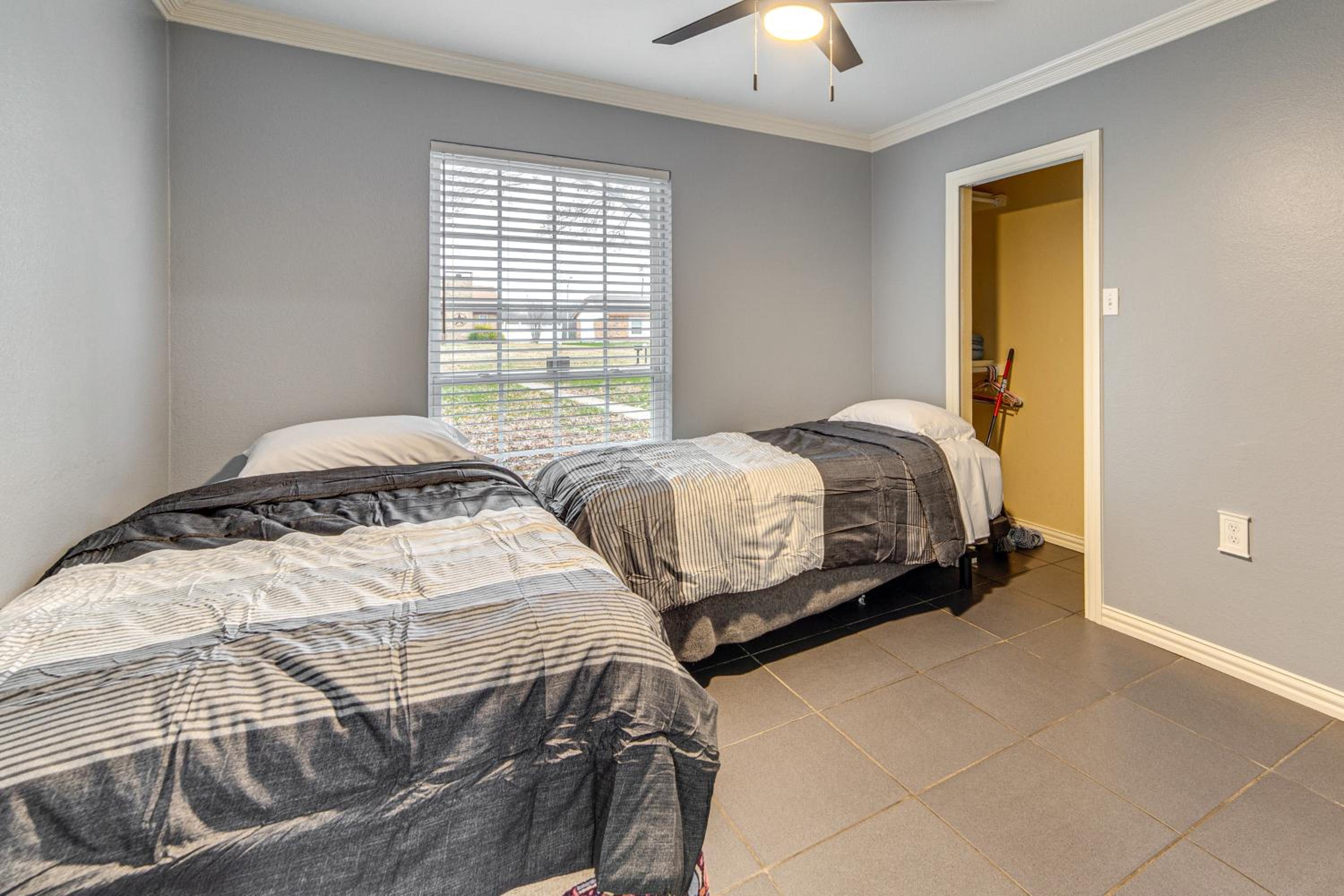Dallas Area Home with Hot Tub, Families Welcome!