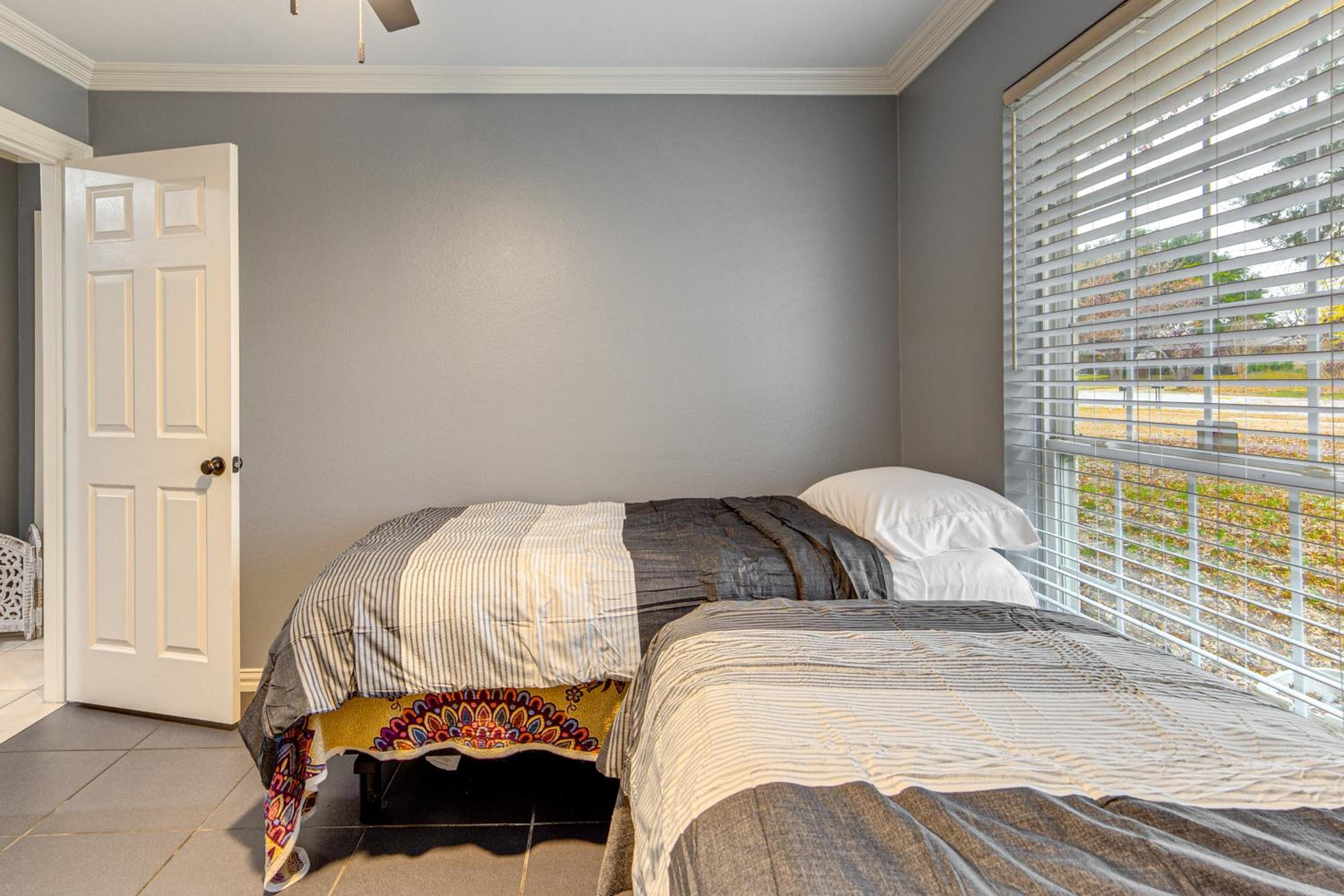 Dallas Area Home with Hot Tub, Families Welcome!