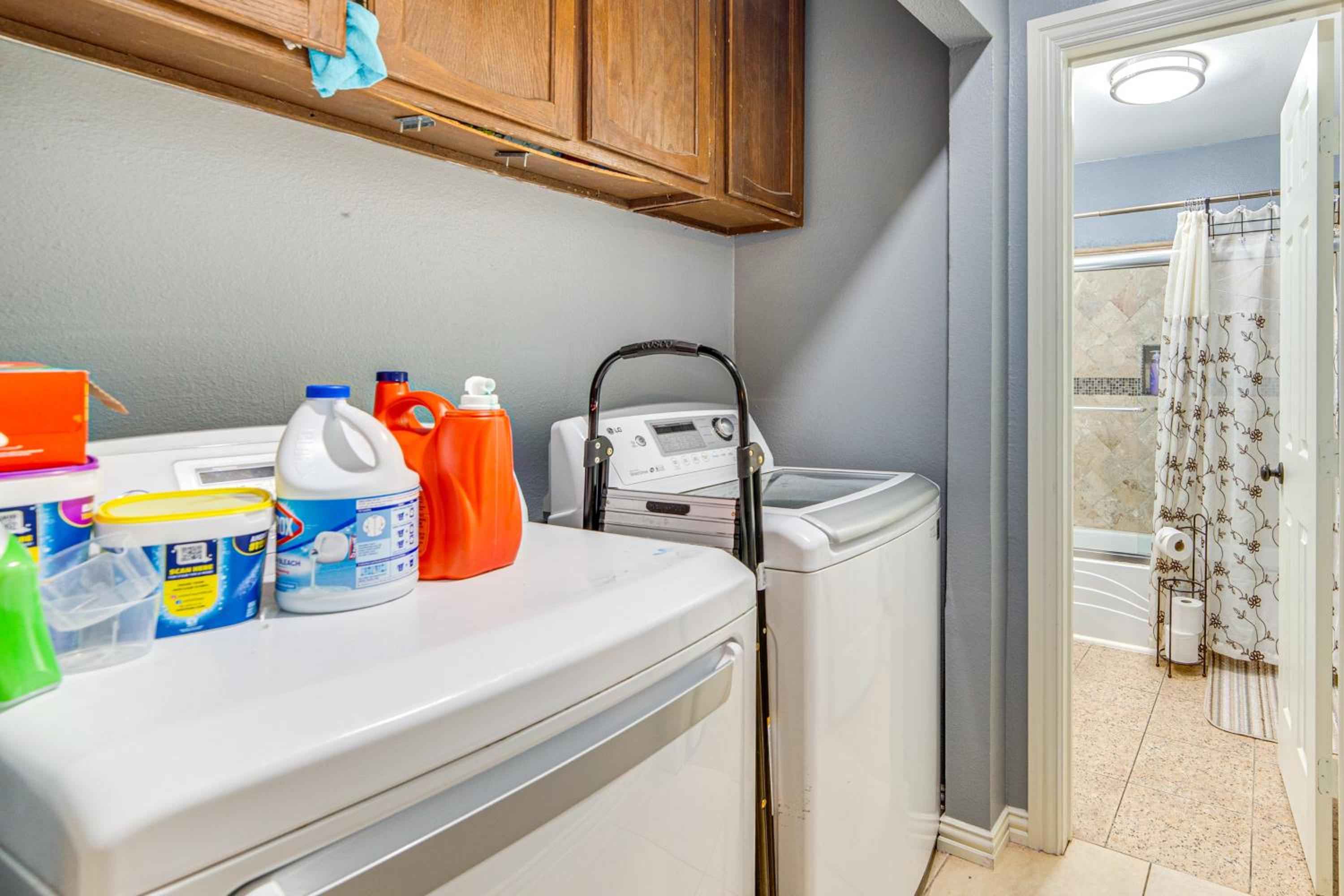 Dallas Area Home with Hot Tub, Families Welcome!