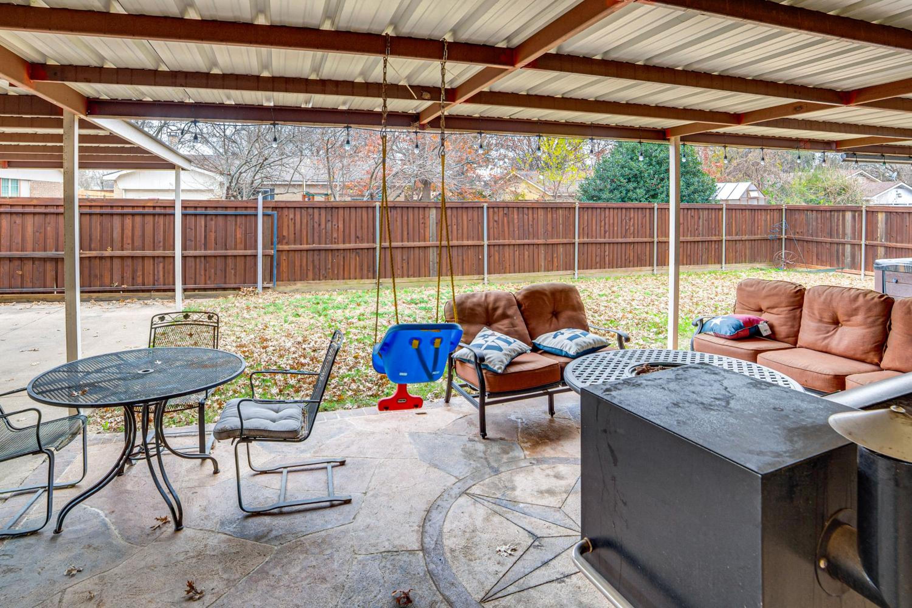 Dallas Area Home with Hot Tub, Families Welcome!