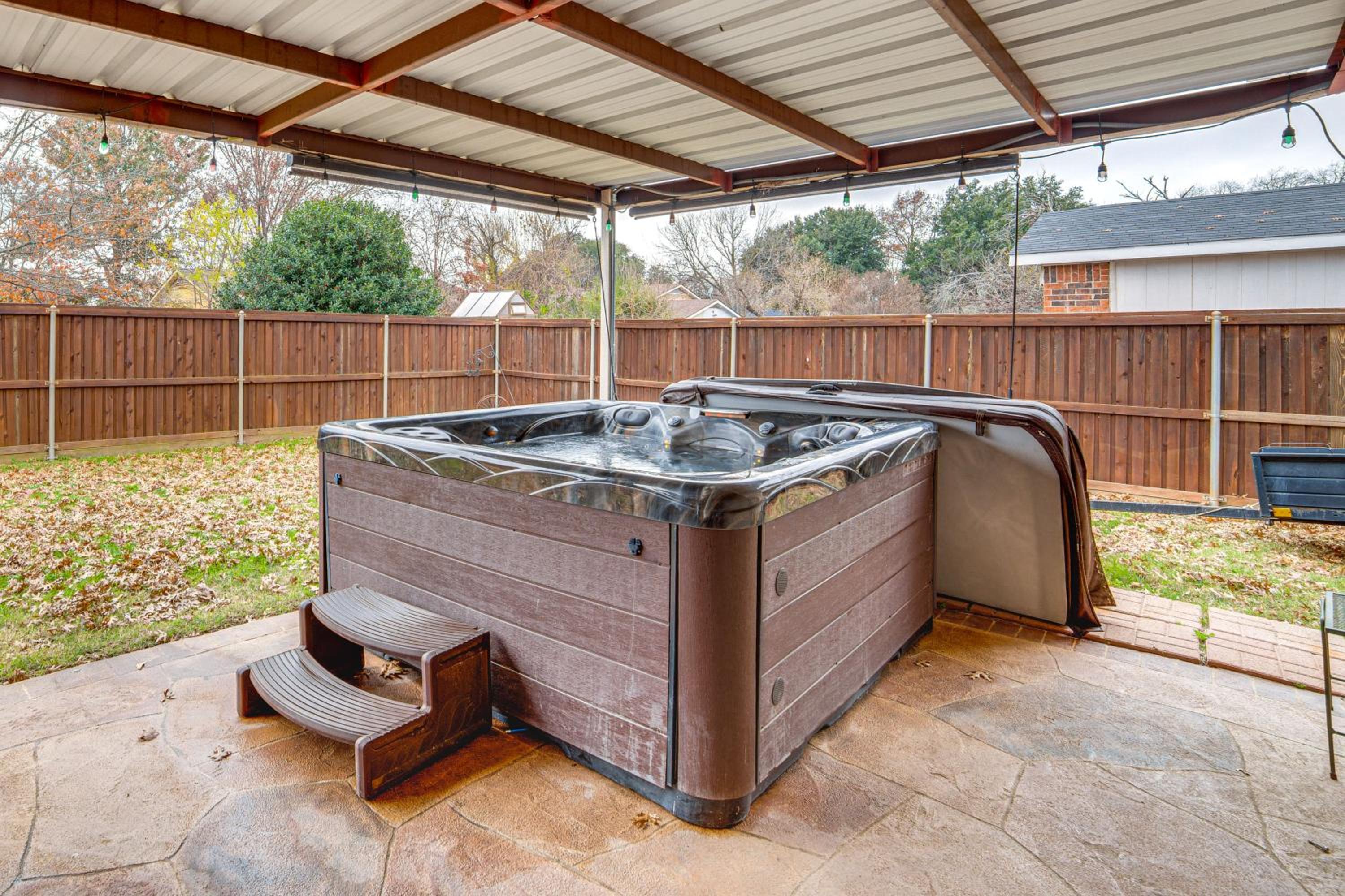 Dallas Area Home with Hot Tub, Families Welcome!