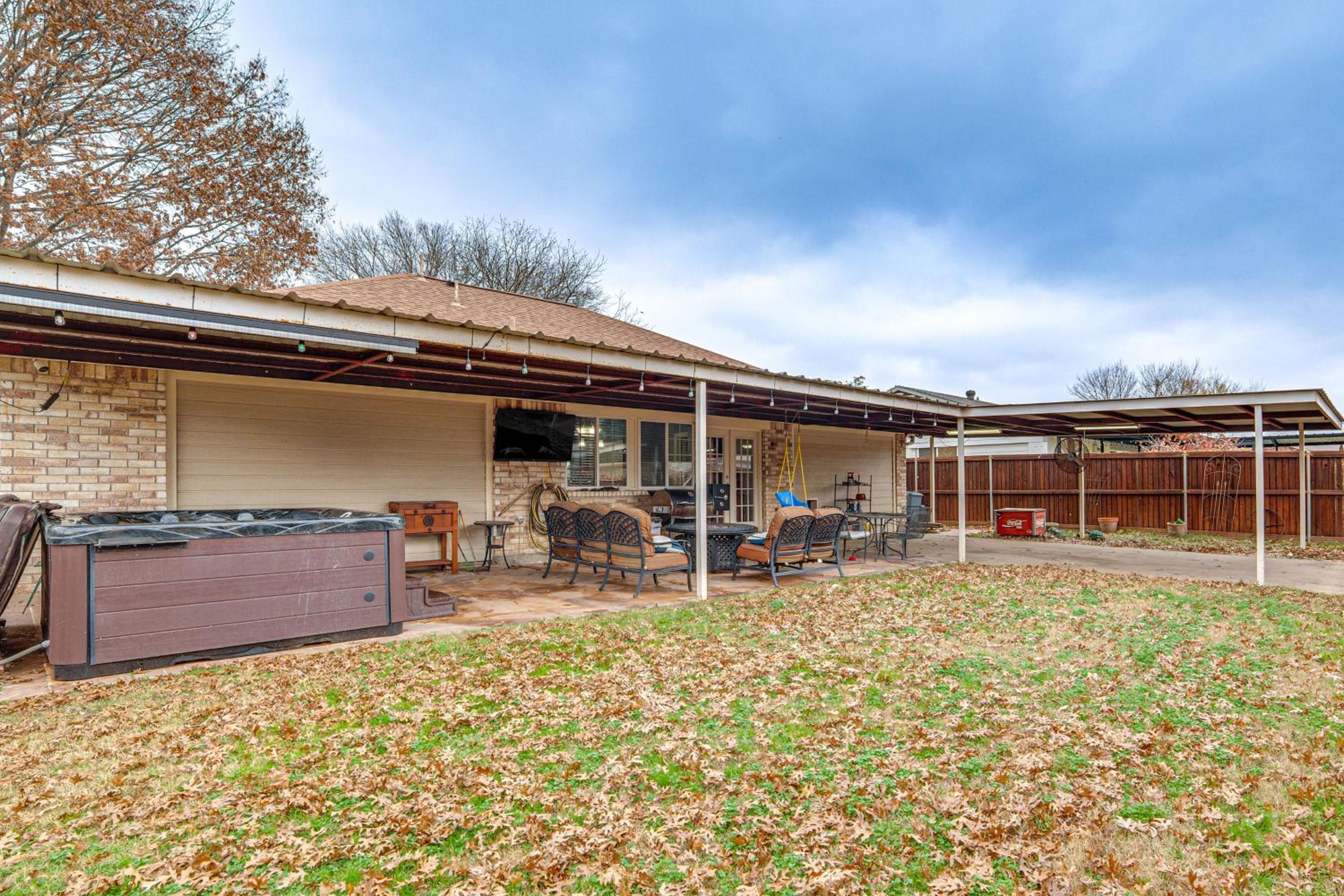 Dallas Area Home with Hot Tub, Families Welcome!