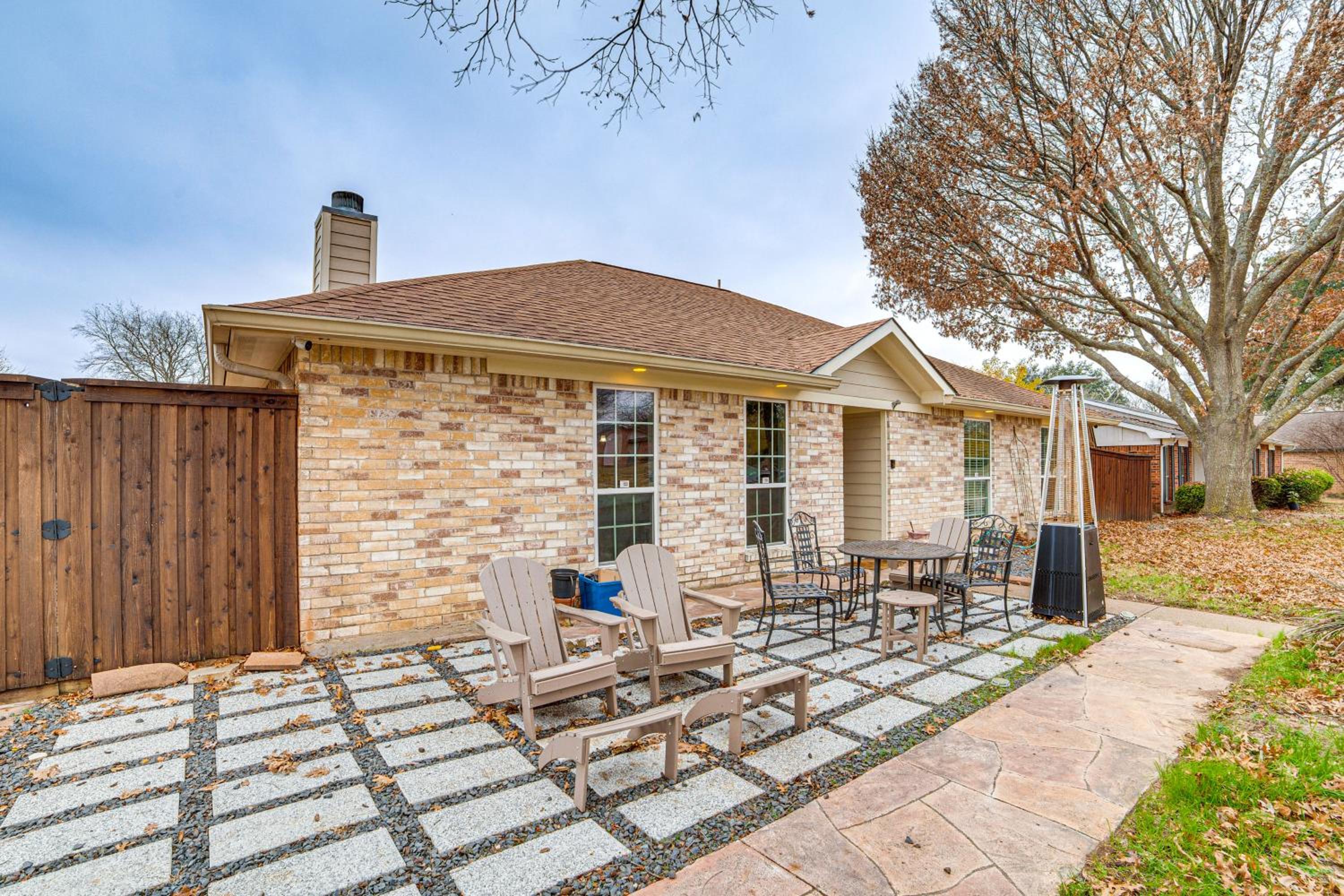 Dallas Area Home with Hot Tub, Families Welcome!