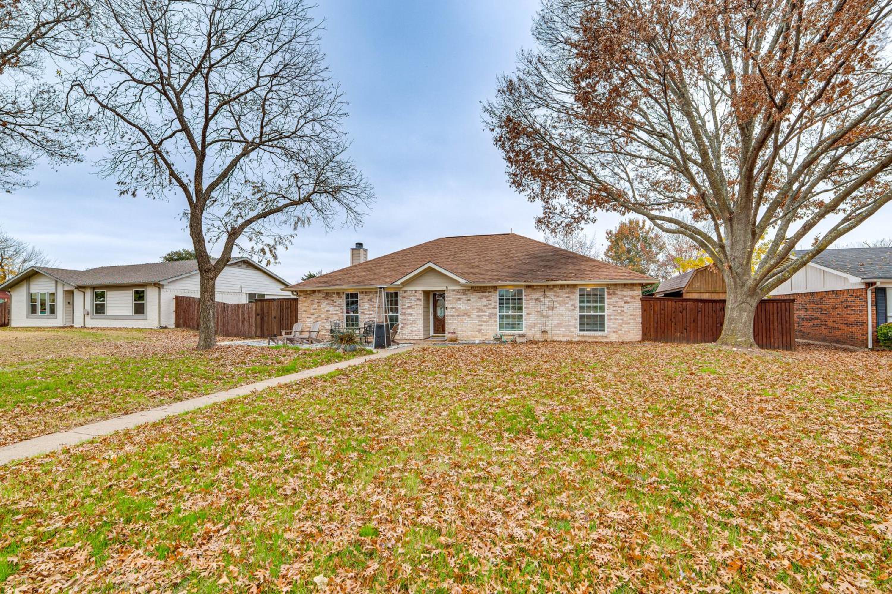 Dallas Area Home with Hot Tub, Families Welcome!