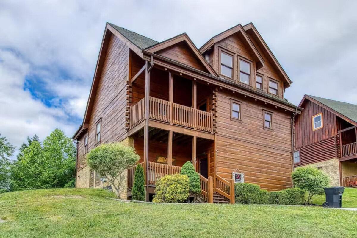 Pinewood Lodge by Beyond Expectations w Hot Tub