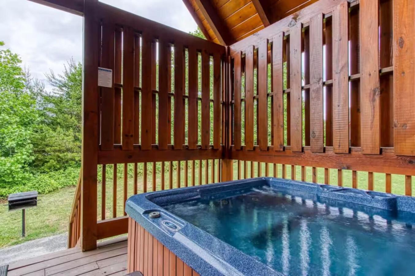 Pinewood Lodge by Beyond Expectations w Hot Tub