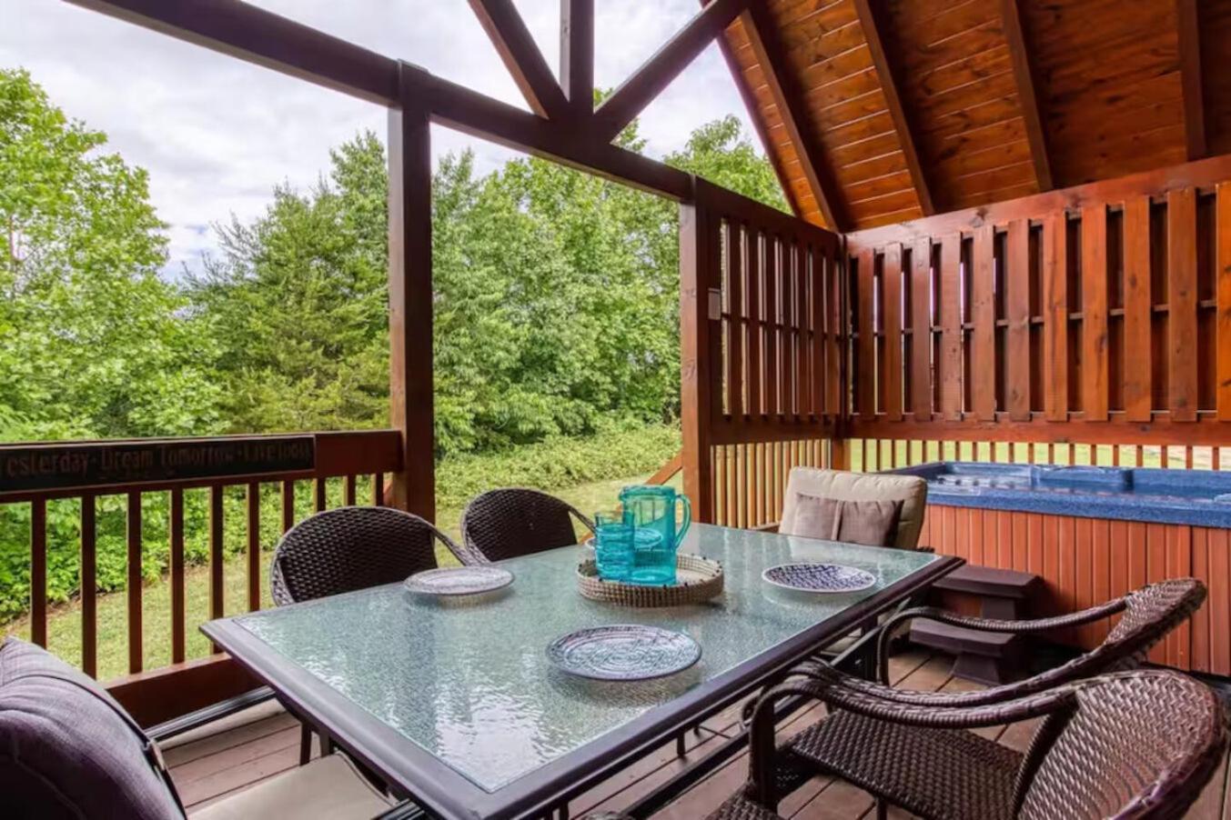 Pinewood Lodge by Beyond Expectations w Hot Tub