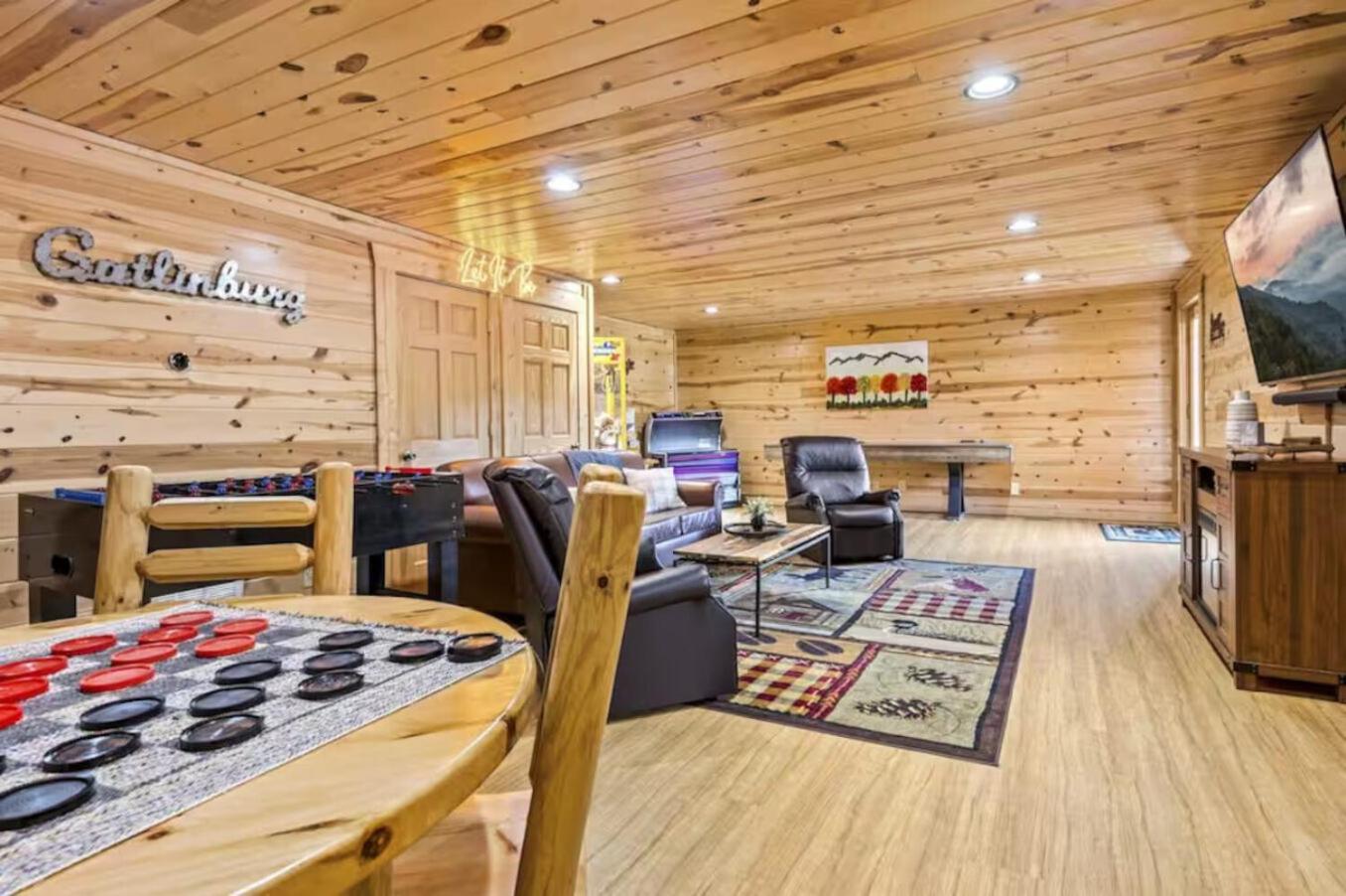 Pinewood Lodge by Beyond Expectations w Hot Tub