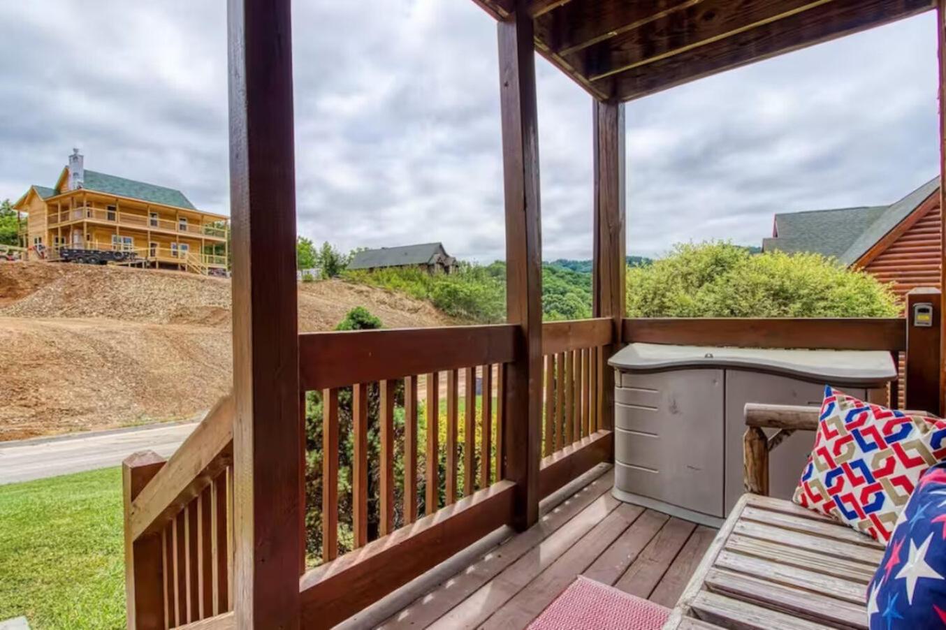 Pinewood Lodge by Beyond Expectations w Hot Tub
