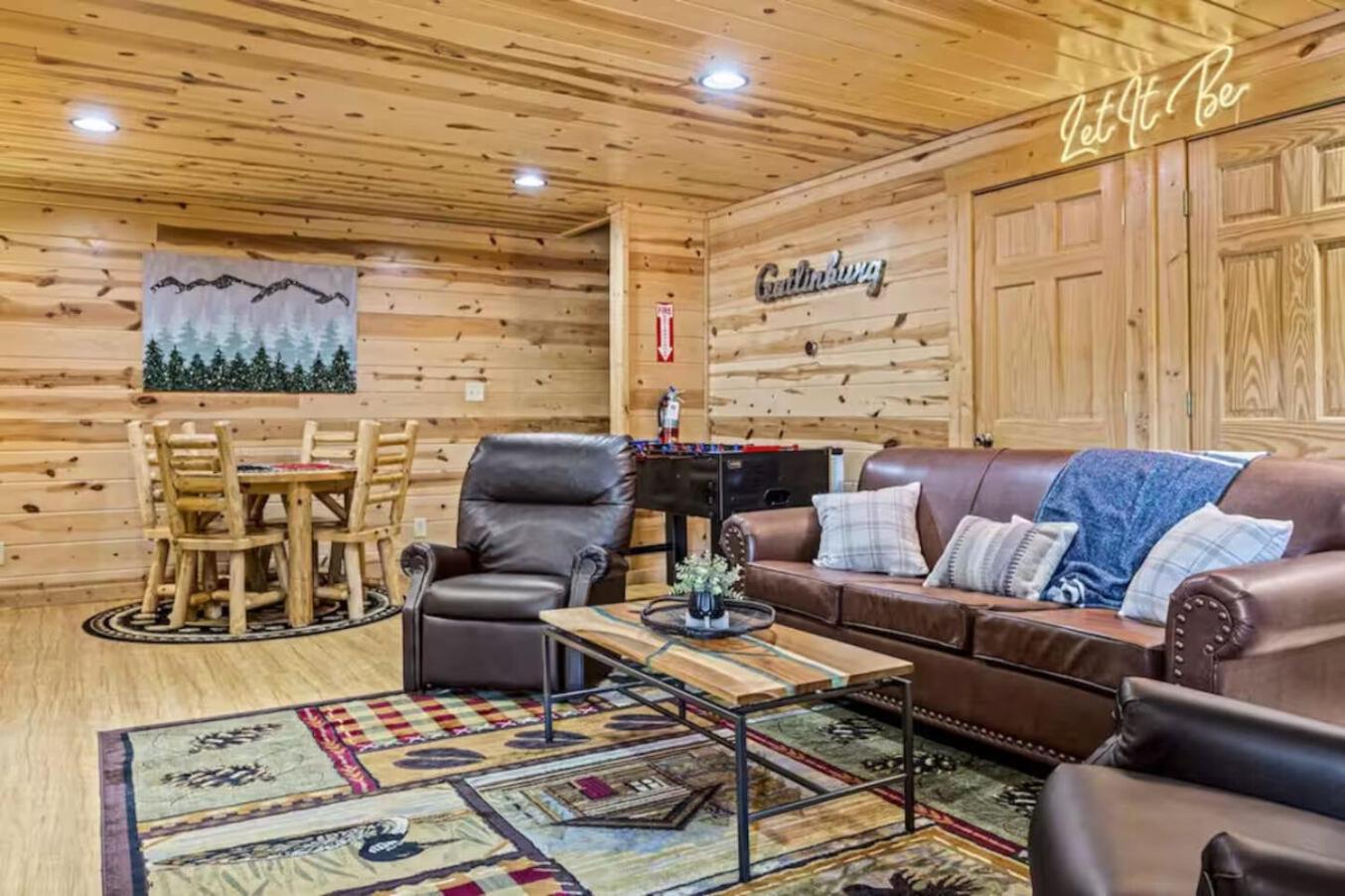 Pinewood Lodge by Beyond Expectations w Hot Tub