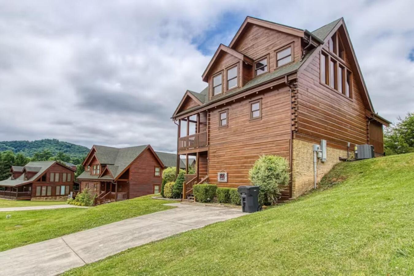 Pinewood Lodge by Beyond Expectations w Hot Tub