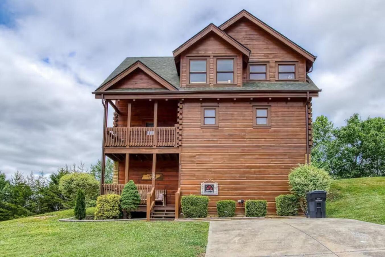 Pinewood Lodge by Beyond Expectations w Hot Tub