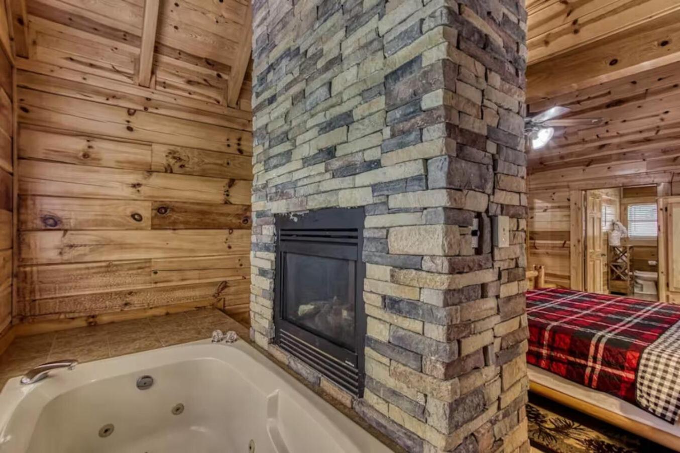 Pinewood Lodge by Beyond Expectations w Hot Tub