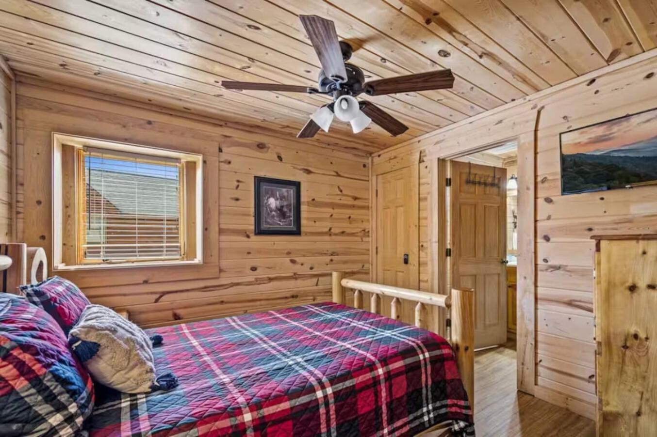 Pinewood Lodge by Beyond Expectations w Hot Tub