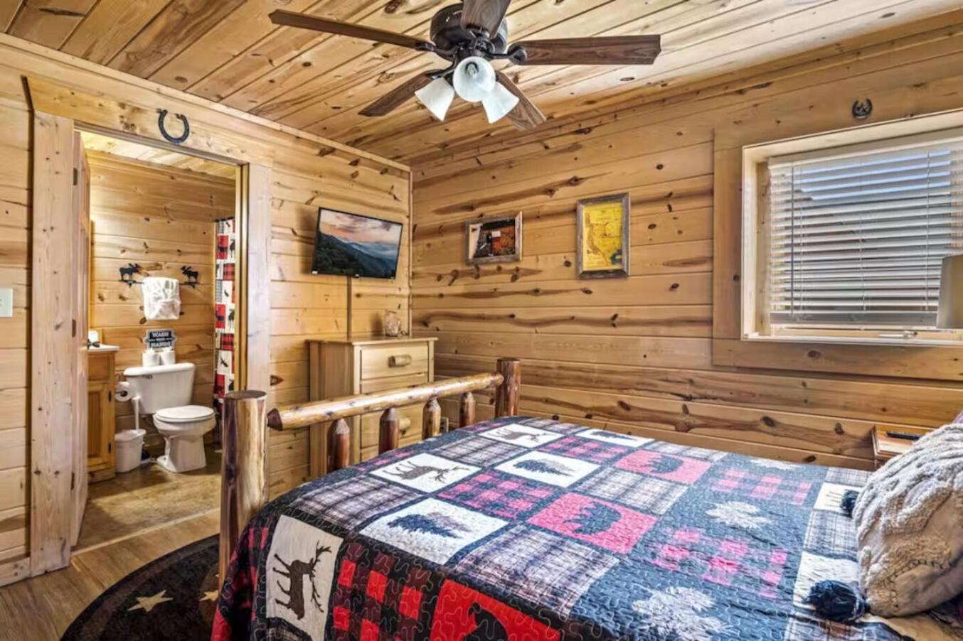 Pinewood Lodge by Beyond Expectations w Hot Tub
