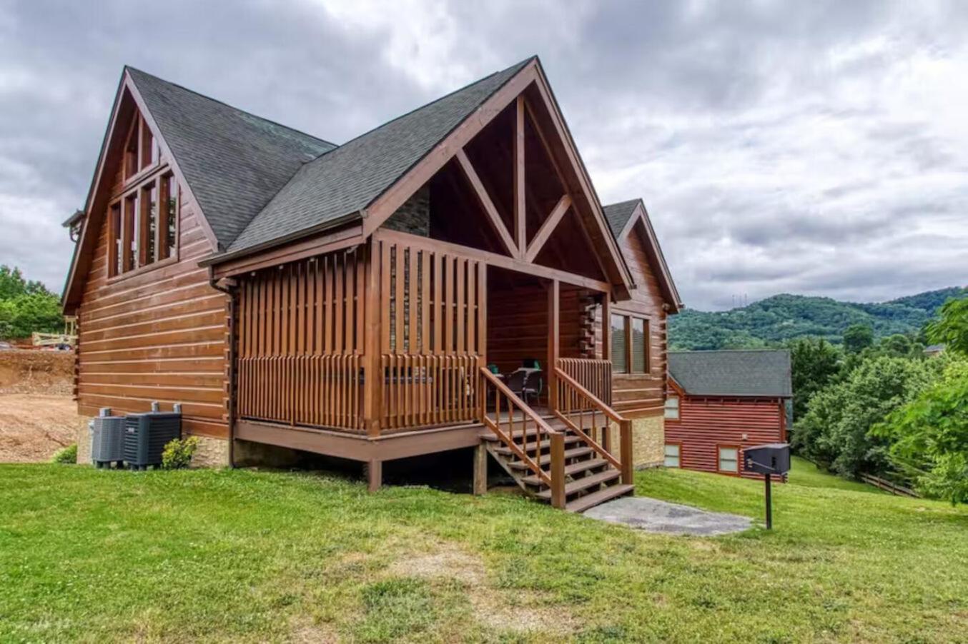 Pinewood Lodge by Beyond Expectations w Hot Tub