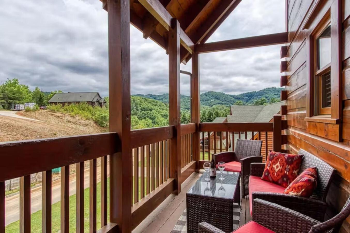 Pinewood Lodge by Beyond Expectations w Hot Tub