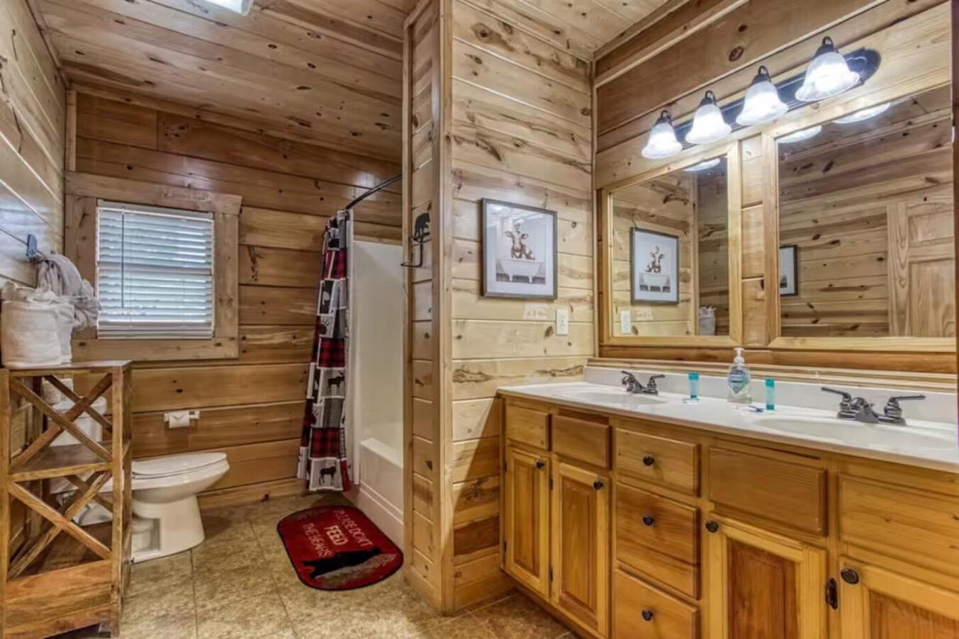 Pinewood Lodge by Beyond Expectations w Hot Tub