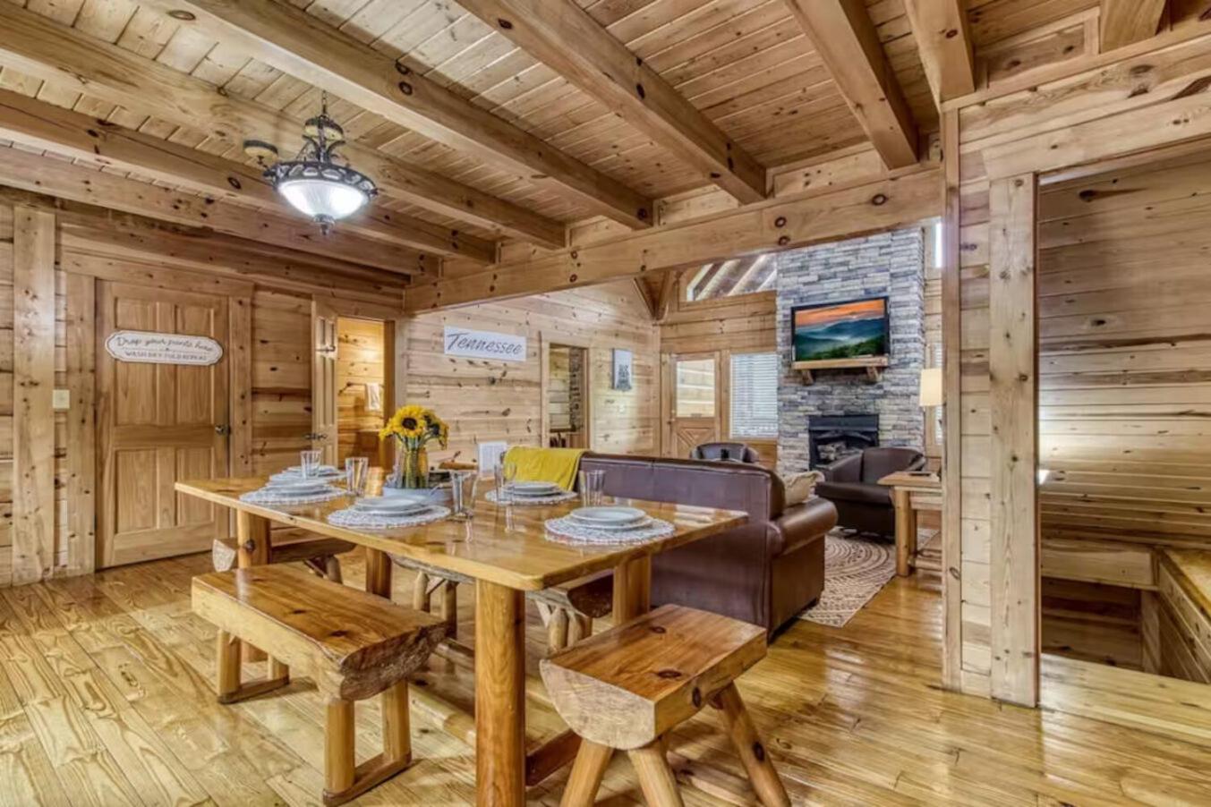 Pinewood Lodge by Beyond Expectations w Hot Tub