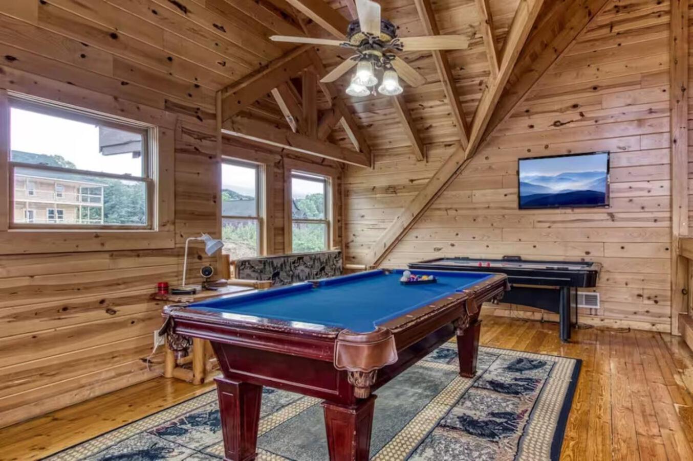 Pinewood Lodge by Beyond Expectations w Hot Tub