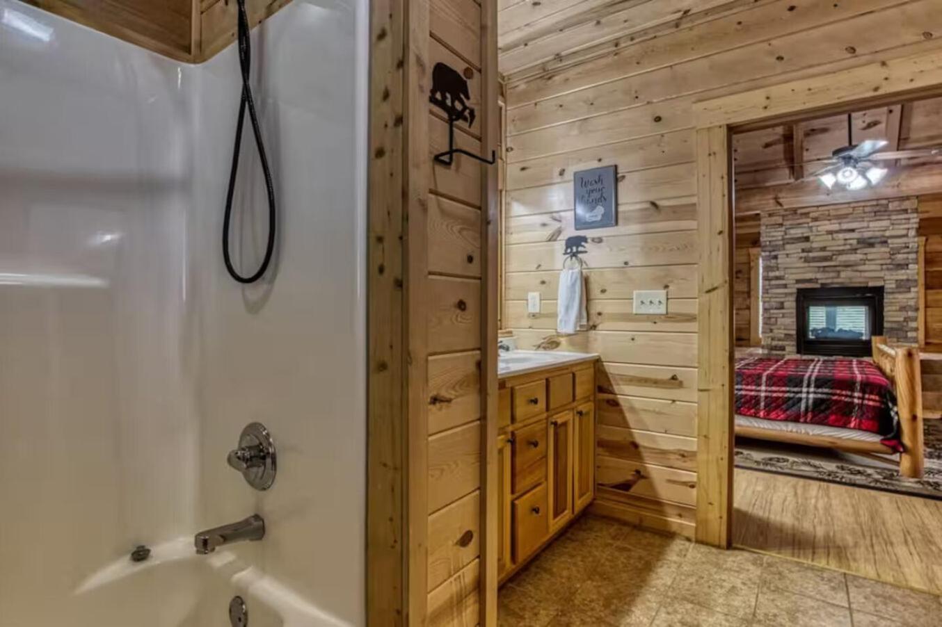 Pinewood Lodge by Beyond Expectations w Hot Tub
