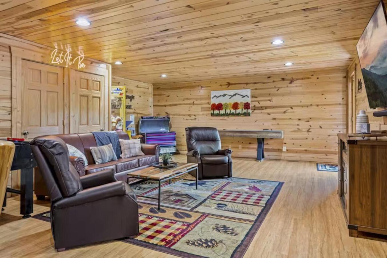 Pinewood Lodge by Beyond Expectations w Hot Tub