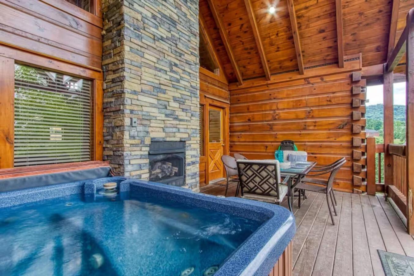 Pinewood Lodge by Beyond Expectations w Hot Tub