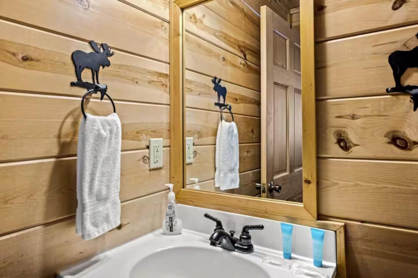 Pinewood Lodge by Beyond Expectations w Hot Tub