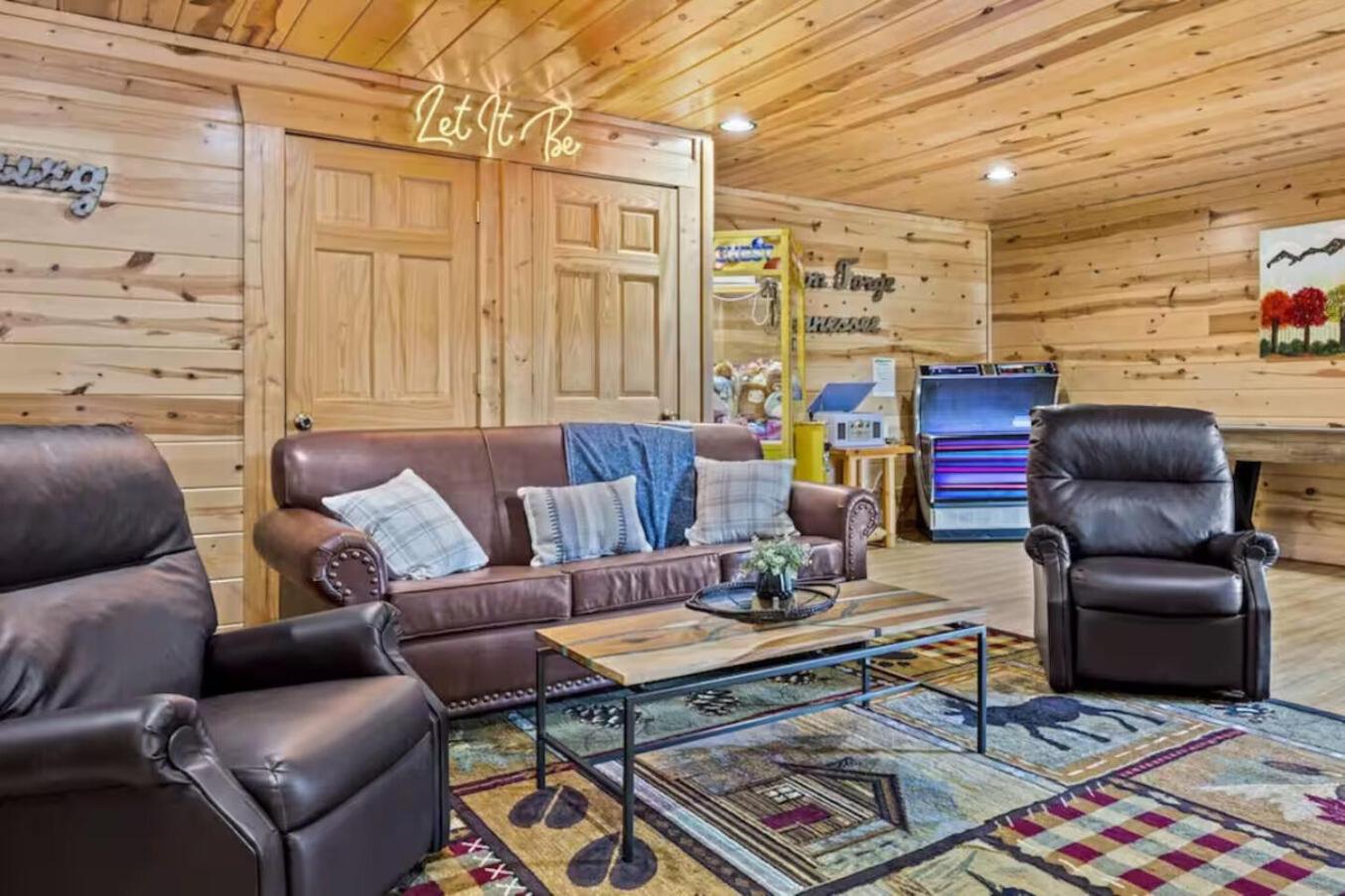 Pinewood Lodge by Beyond Expectations w Hot Tub