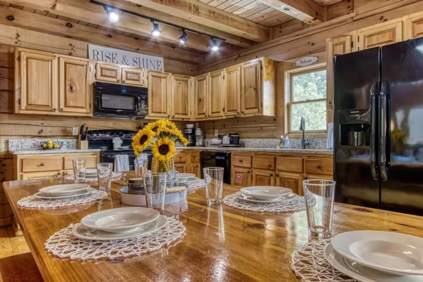 Pinewood Lodge by Beyond Expectations w Hot Tub