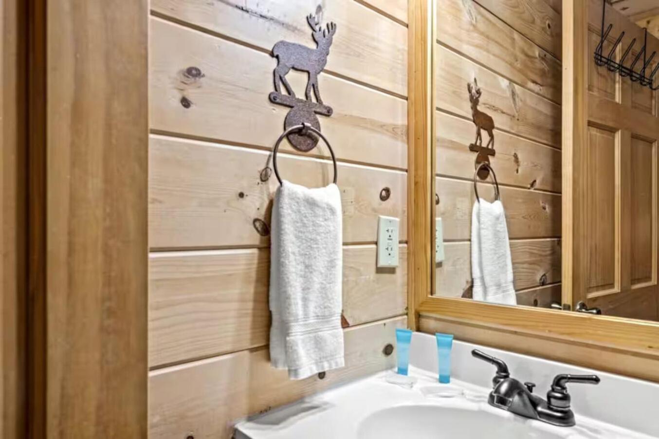 Pinewood Lodge by Beyond Expectations w Hot Tub