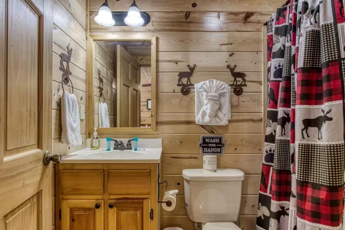 Pinewood Lodge by Beyond Expectations w Hot Tub