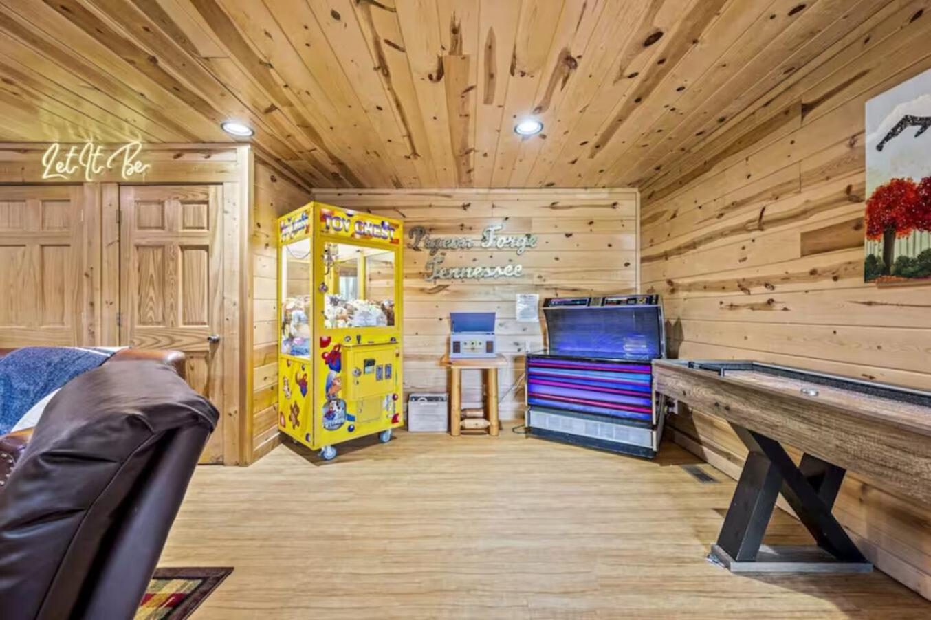 Pinewood Lodge by Beyond Expectations w Hot Tub