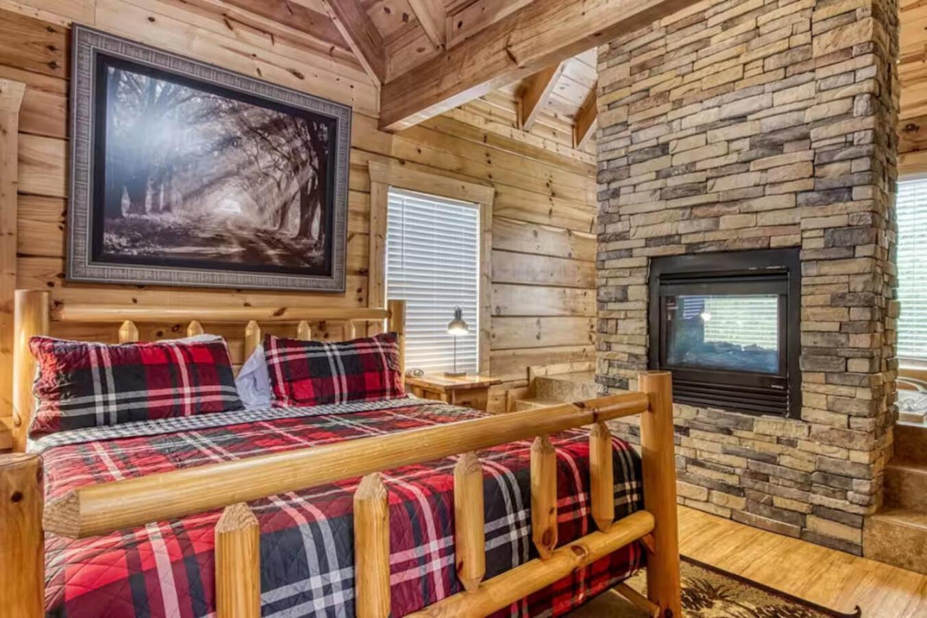 Pinewood Lodge by Beyond Expectations w Hot Tub