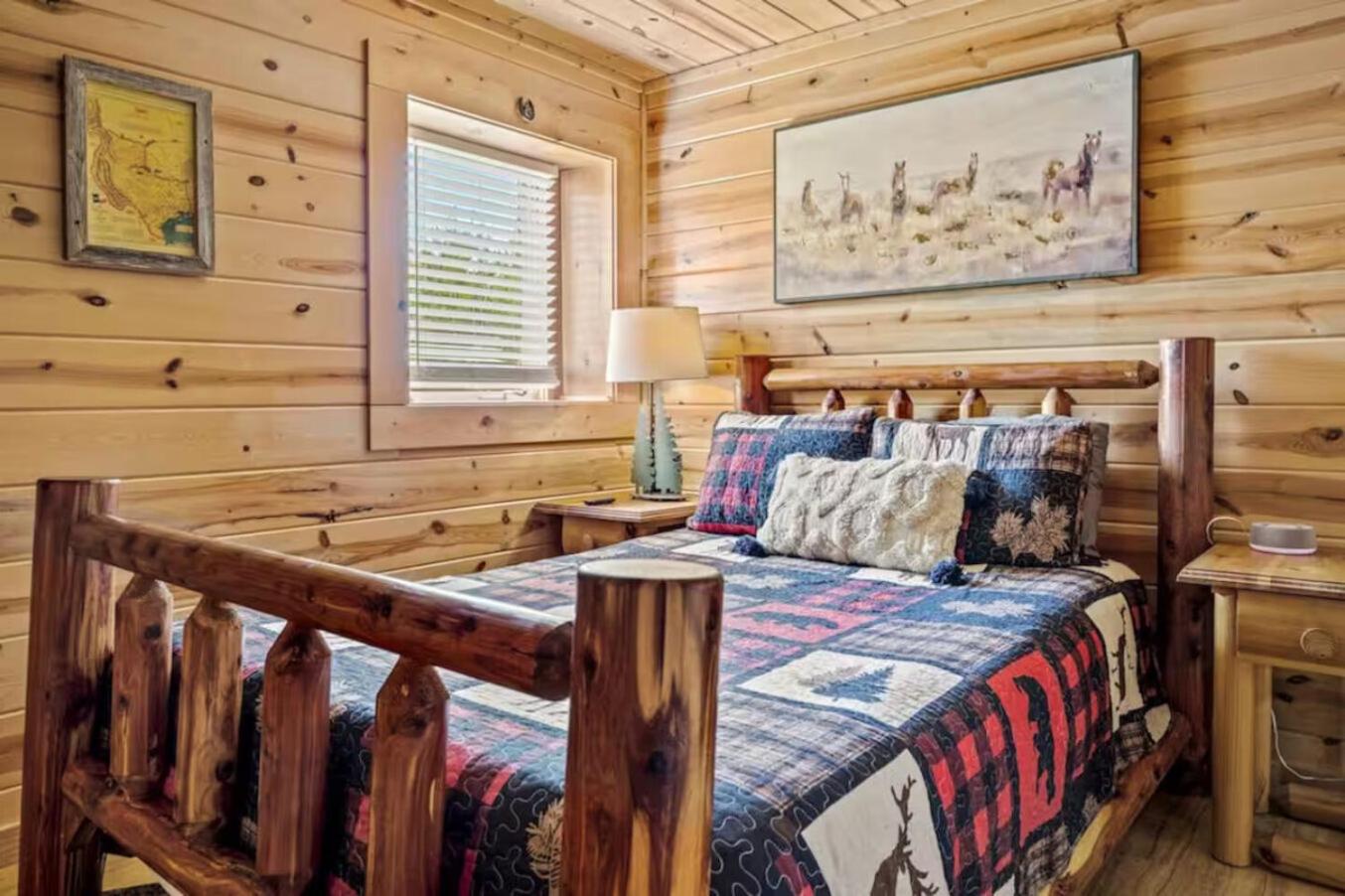 Pinewood Lodge by Beyond Expectations w Hot Tub