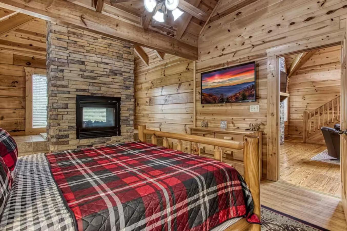 Pinewood Lodge by Beyond Expectations w Hot Tub