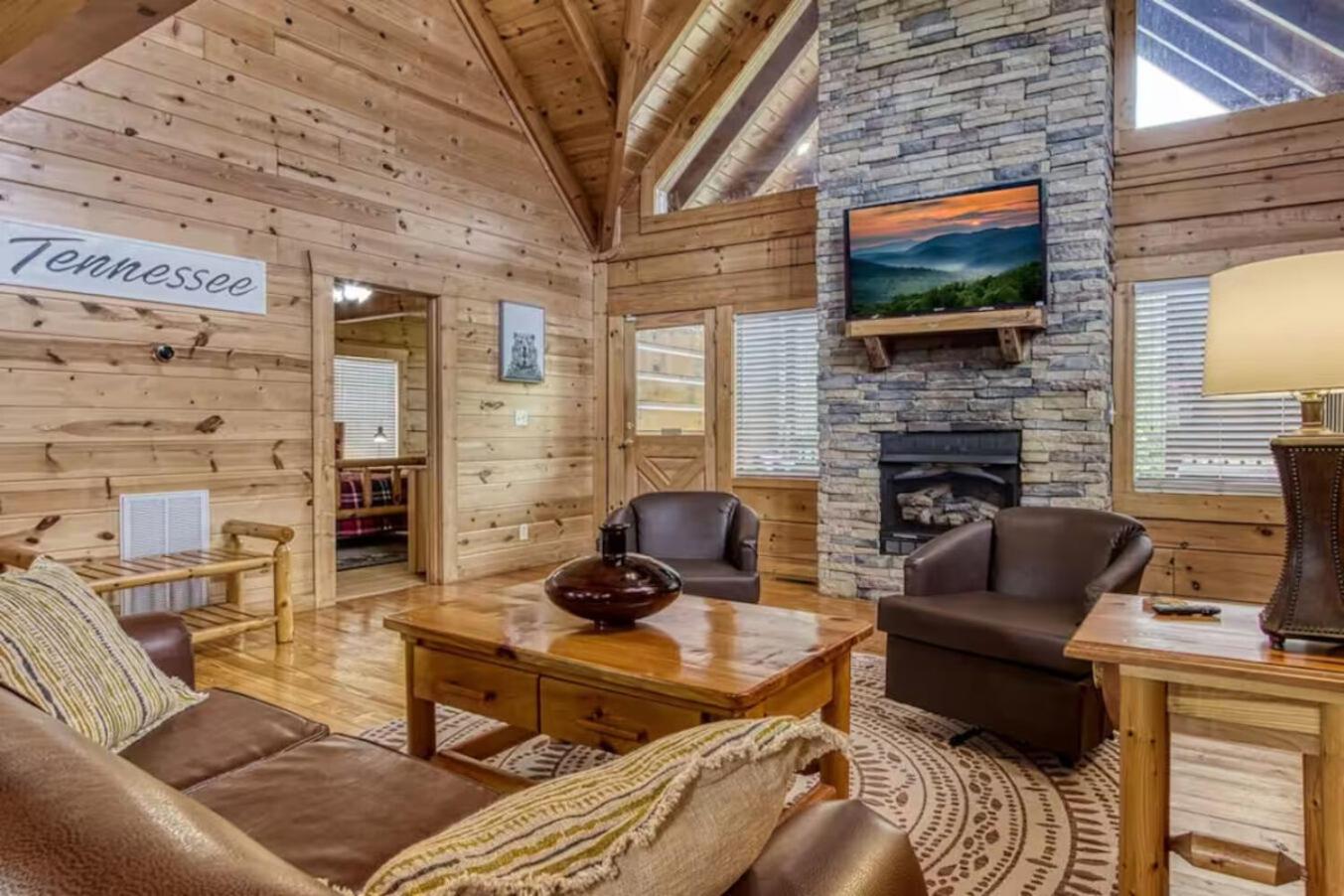 Pinewood Lodge by Beyond Expectations w Hot Tub