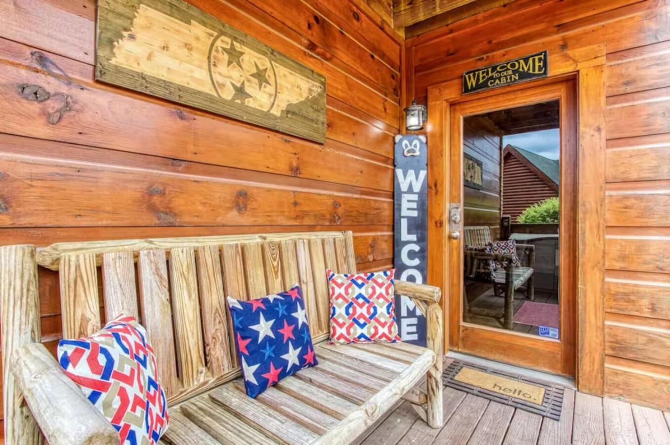 Pinewood Lodge by Beyond Expectations w Hot Tub