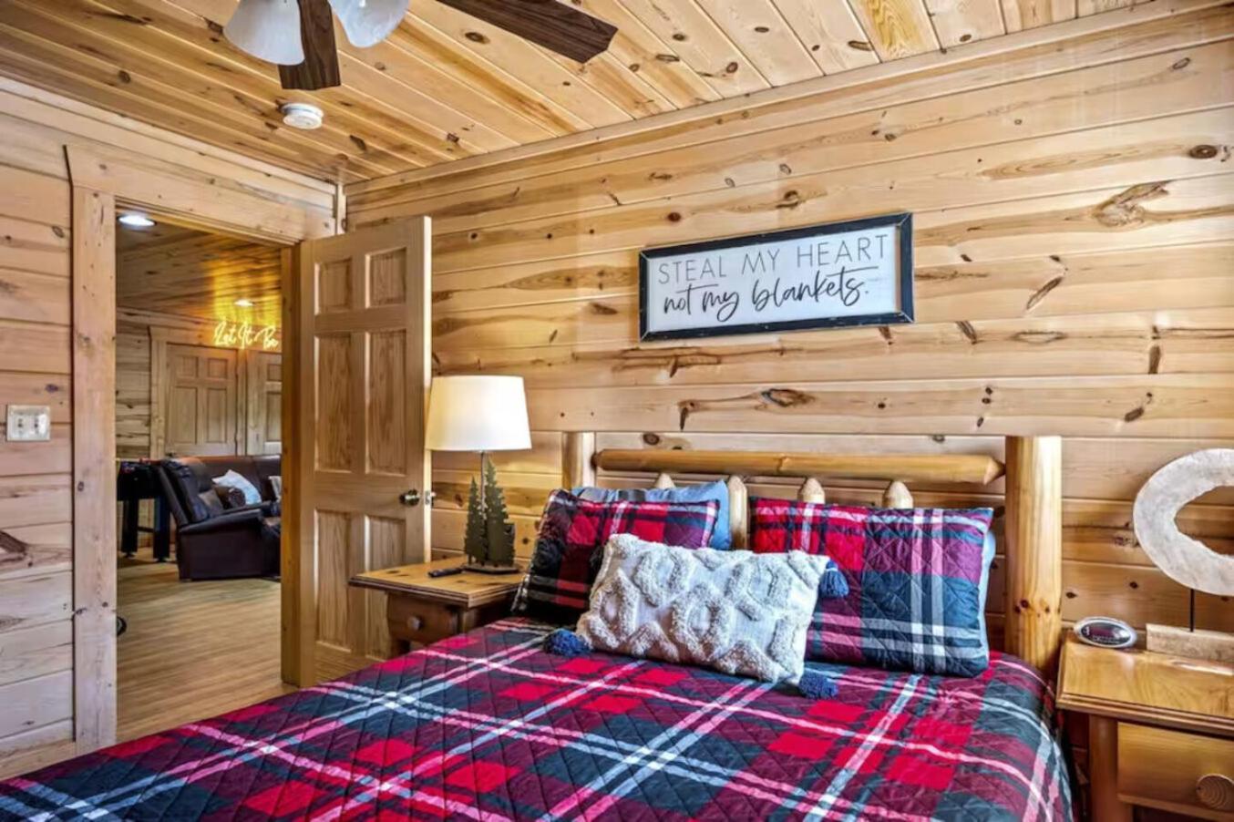 Pinewood Lodge by Beyond Expectations w Hot Tub